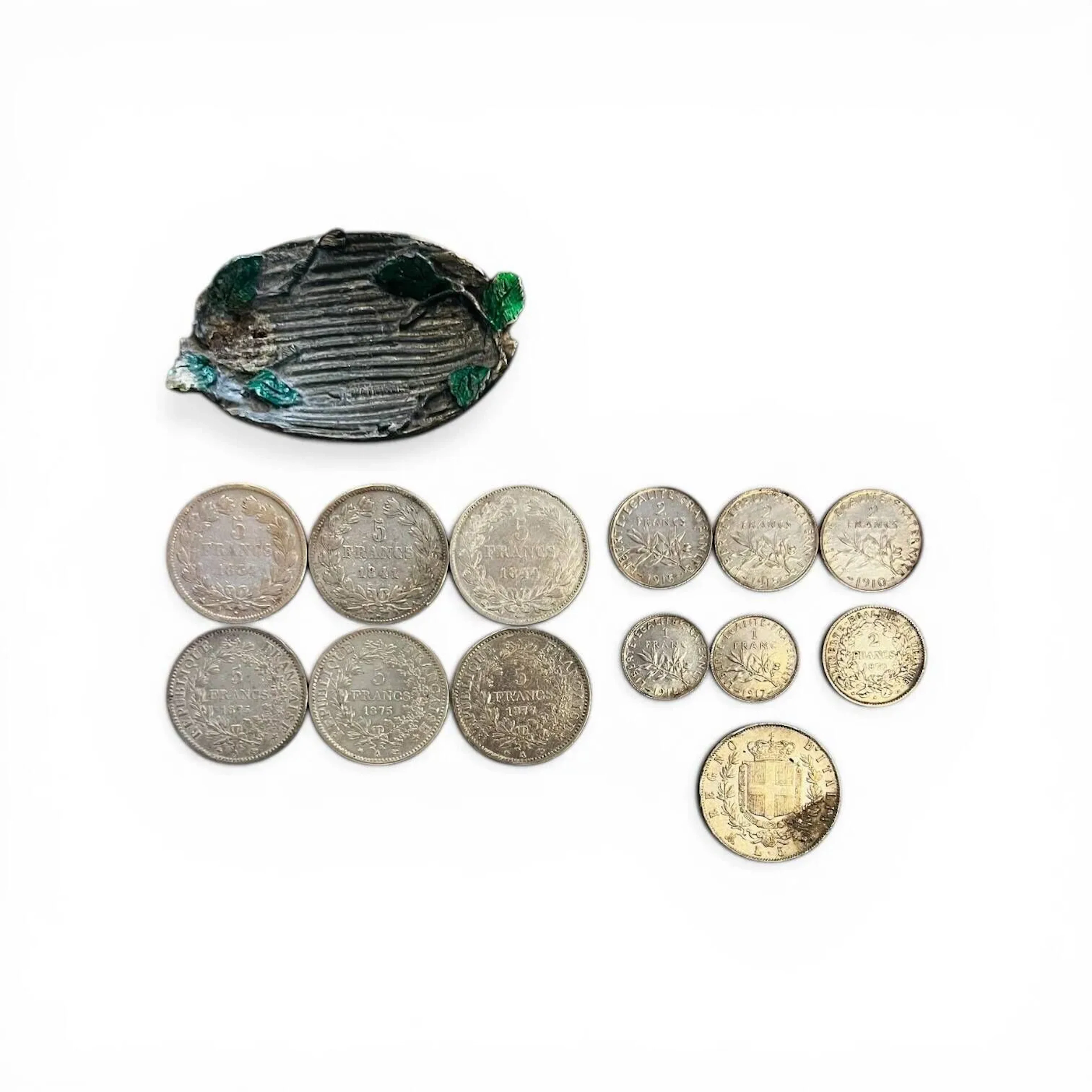 Lot de 13 monnaies d'argent, France (12 pièces) et Italie (1 pièce) 7 modules de 5 Francs argent écu XIXème 4 modules de francs semeuse 2 modules 1 franc semeuse Etat : B, TB Poids total : 222,5 g On y joint un cendrier en métal à décor feuillagé