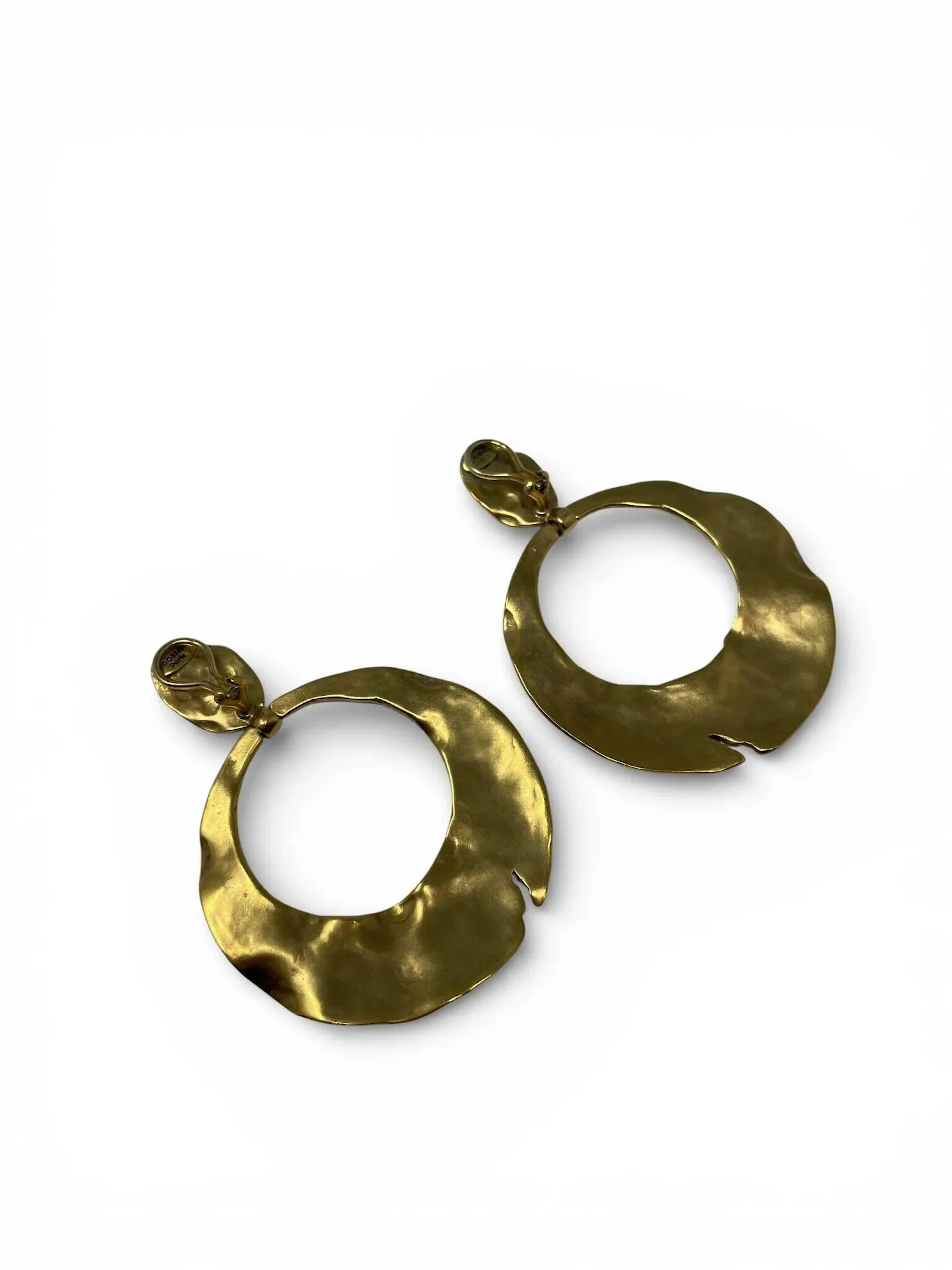 GOOSSENS Collection "Pompéi" Paire de clips d'oreilles en métal doré martelé. Signés H. 7 cm