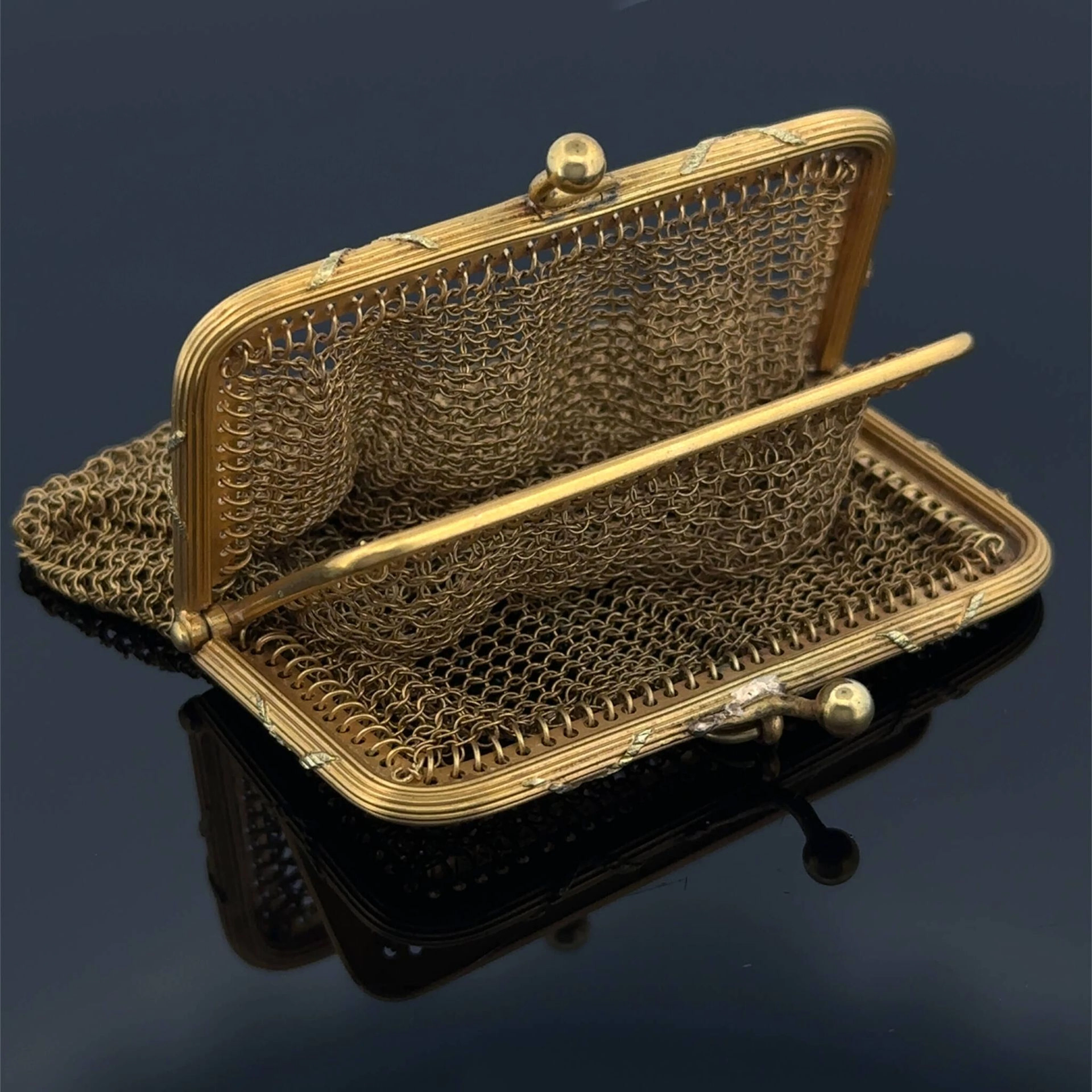 Coin purse with a chain-link design in chiseled and fluted y - Lot 197