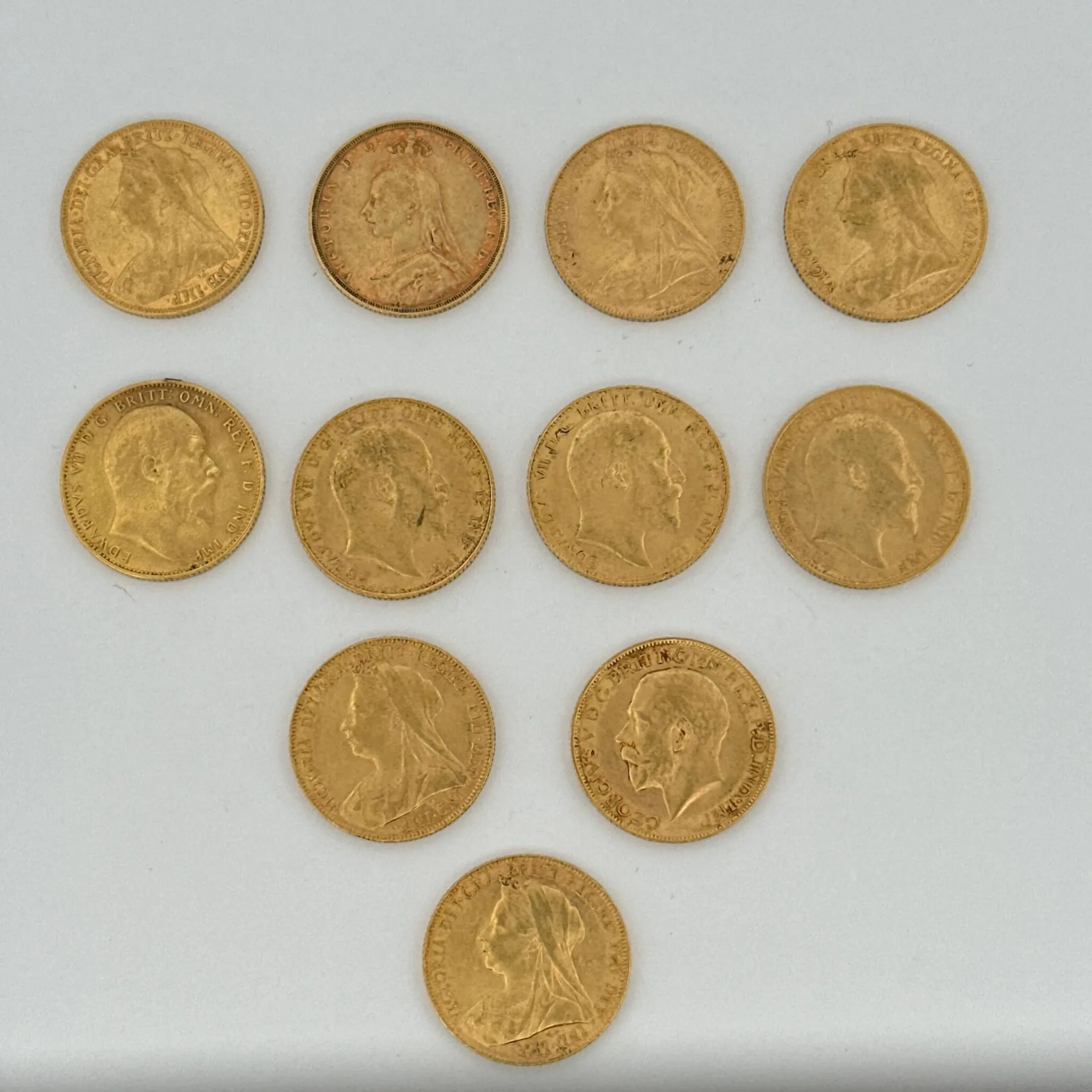 Set of 11 gold sovereigns (917) consisting of: - Lot 19