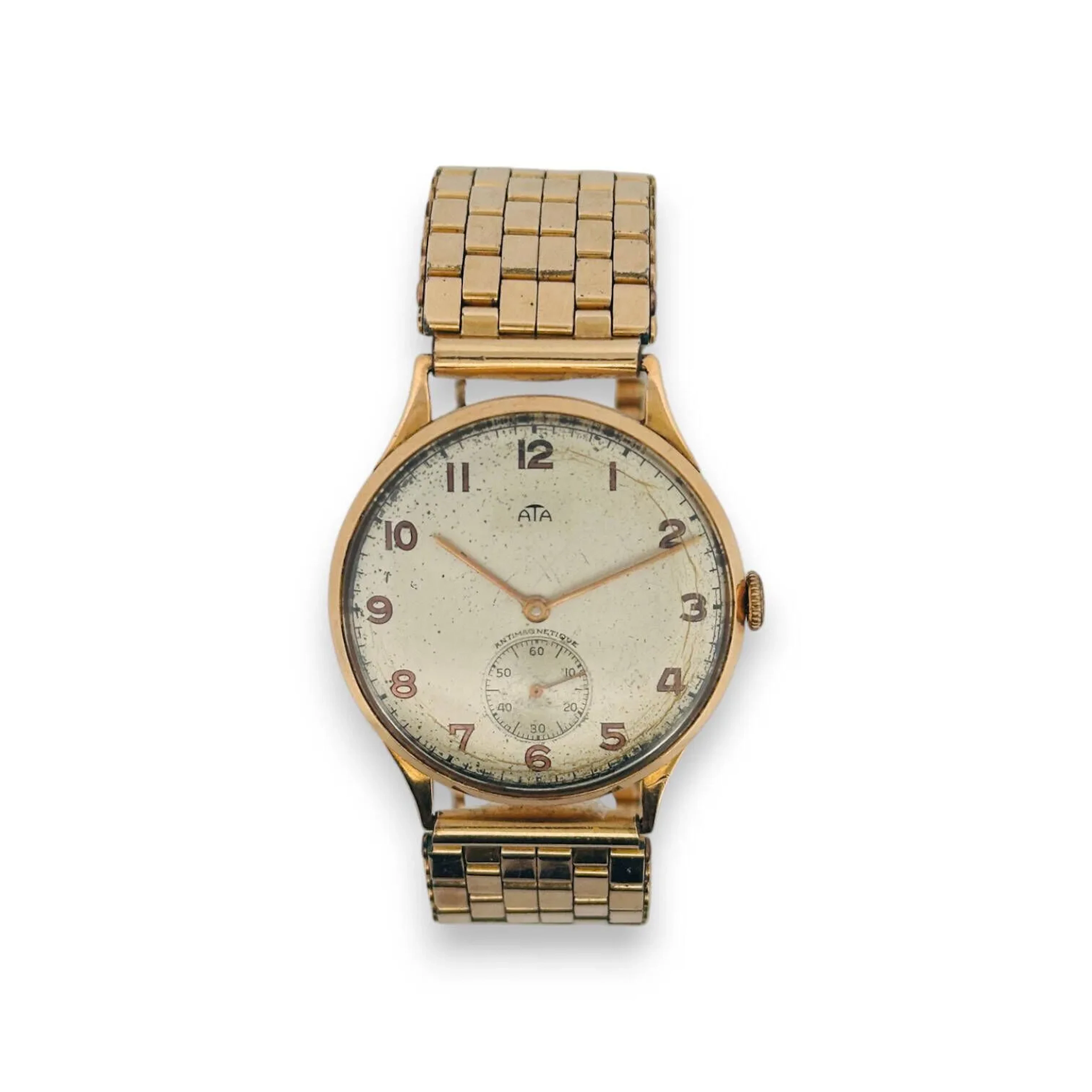 ATA N°152647 Montre bracelet pour homme, boitier rond en or jaune 18K (750), cadran champagne (piqué), index chiffres arabes formant les heures, trotteuse à 6h, mouvement mécanique, bracelet rapporté en métal doré à boucle cliquet. Diam. : 34 mm - Poids brut : 62.42 g. (rayures et chocs au verre)