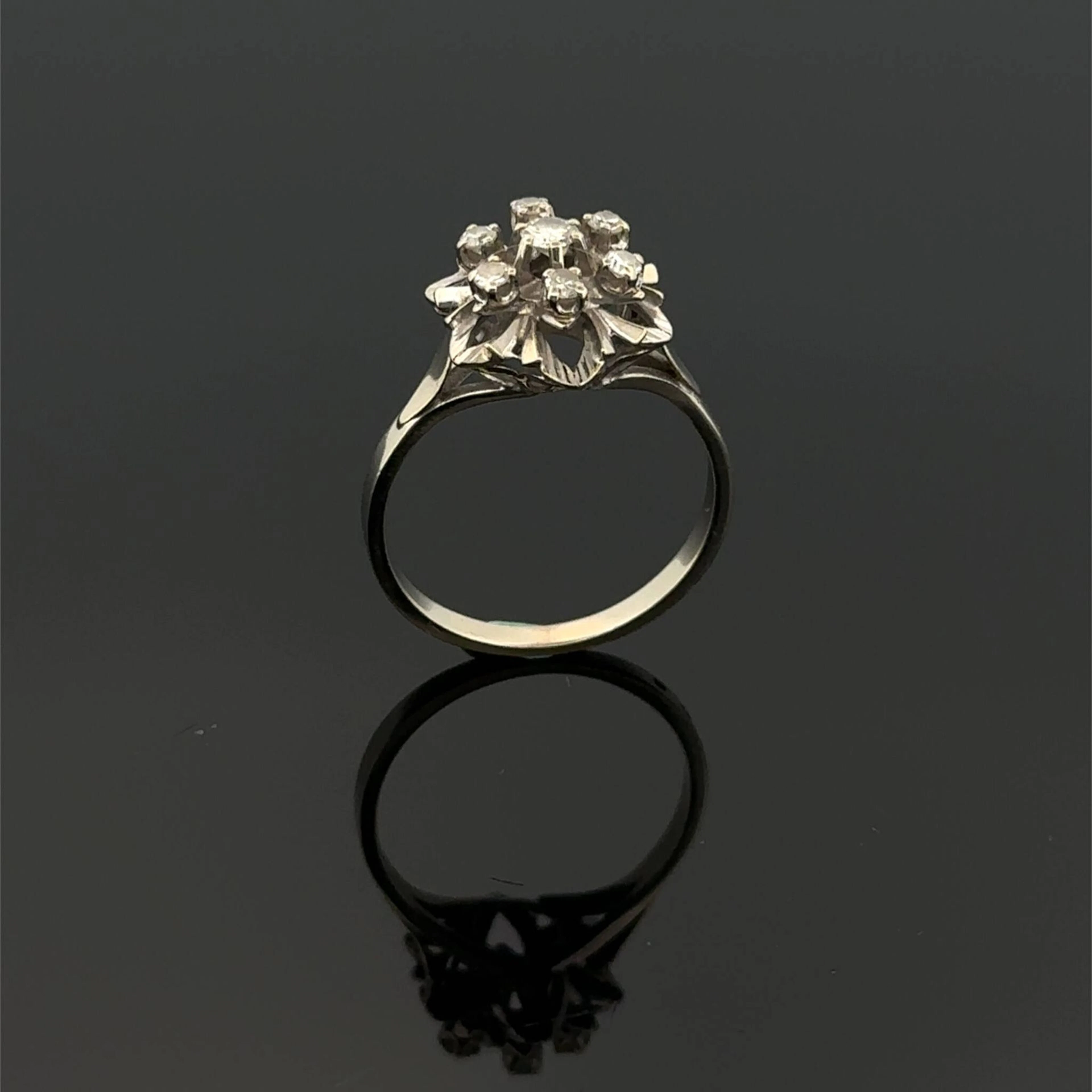 "Flower" ring in white gold (750), openwork, engraved, and s - Lot 202