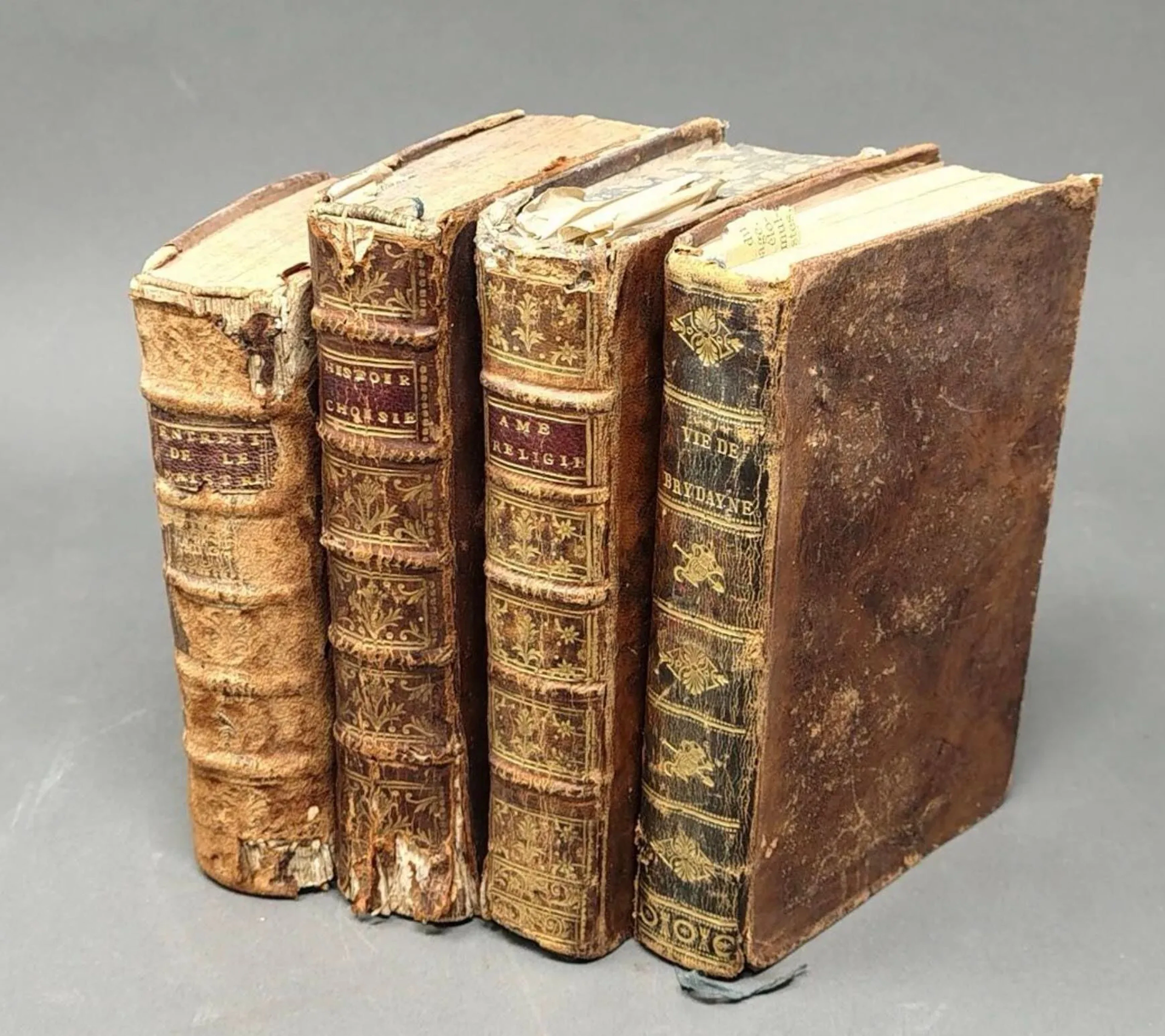 [RELIGION] Ensemble de 4 volumes R.P.B Le Maistre, de la compagnie de Jésus, Pratiques de Piete ou entretiens spirituels, pour tous les jours de l'Année, sur la conduite à la perfection, selon l'ordre du Breviaire Romain. Nouvelle édition revue, corrigée et augmentée, 2 Tomes en 1 volume, Lyon, chez Thomas Amaulry, 1723, vignettes sur l apage de titre de chacun des tomes, in-12 Basane brune, dos à nerfs et pièce de titre, fortes épidermures, accidents et manques. Histoires choisies, ou livres d'exemples tirés de l'écriture, des Pères, des Auteurs Ecclésiatstiques les mieux avérés, avec quelques réfléxions morales. Suivant l'ordre des Matières dont on traite dans les catéchismes, Paris, chez Desprez, imprimeur ordinaire du Roi & du Clergé de France, 1762, 1 volume, in-12. Basane brune dos à nerfs et caissons dorés , coins et coiffes accidentés, mors fendus, manques et épidemure. L'Ame religieuse, élevée à la perfection par les exercices de la vie intérieure, quatrième édition, revue & considérablement augmentée, à Lyon, chez frères Perisse, 1777, 1 volume in-12, Basane brune dos à nerfs et caissons dorés , coins et coiffes accidentés, mors fendus, manques et épidemure. L'Abbé CARRON, Le modèle des prètres ou vie de J. Brydayne, missionnaire, à Lyon, chez Rusand, à Paris, 1820, 1 volume, in-12. Une gravure en frontispice. Basane brune et caissons dorés , coins et coiffes accidentés, mors fendus, manques et épidemure. Vendu en l'état