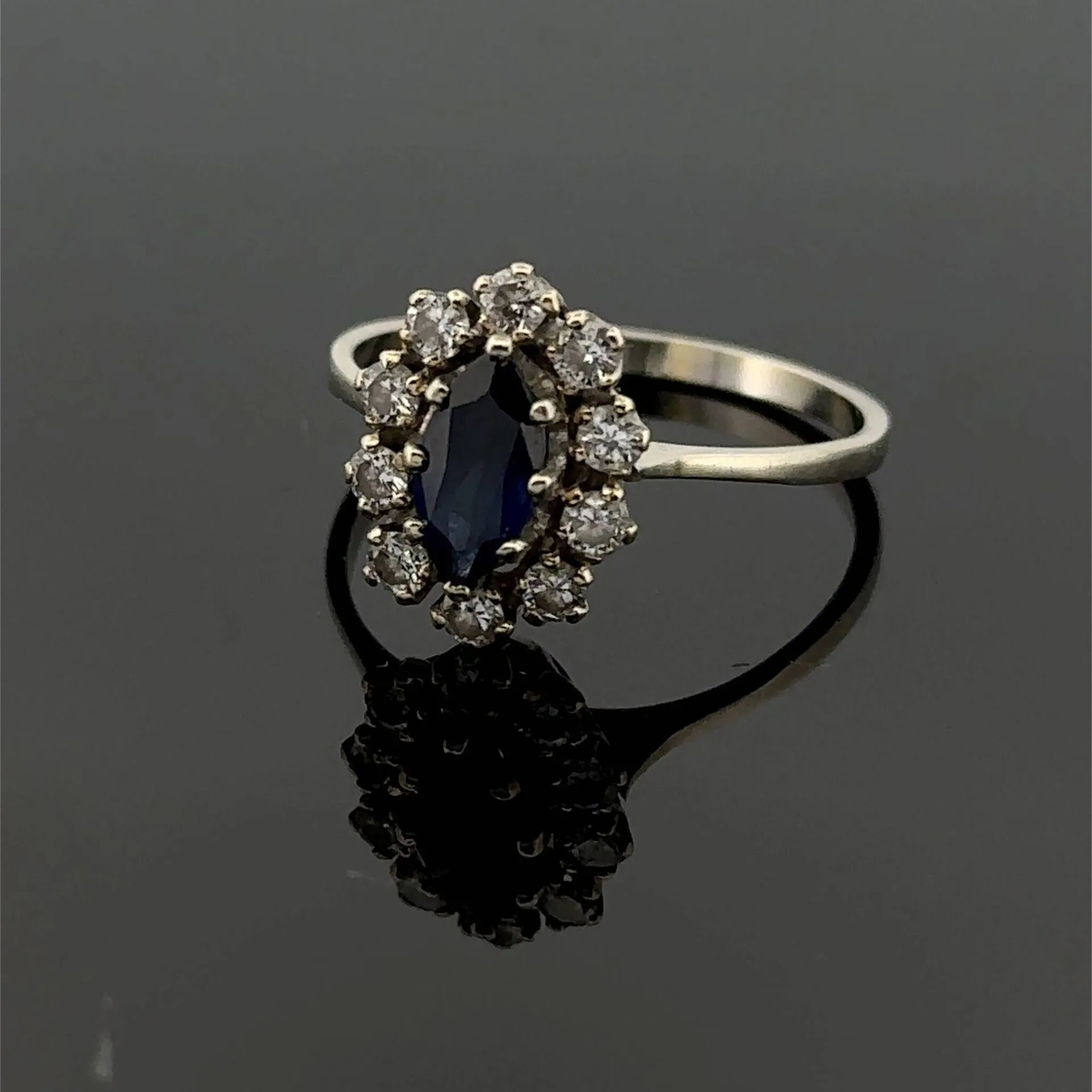 "Daisy" ring in white gold (750) set with a blue navette-sha - Lot 146