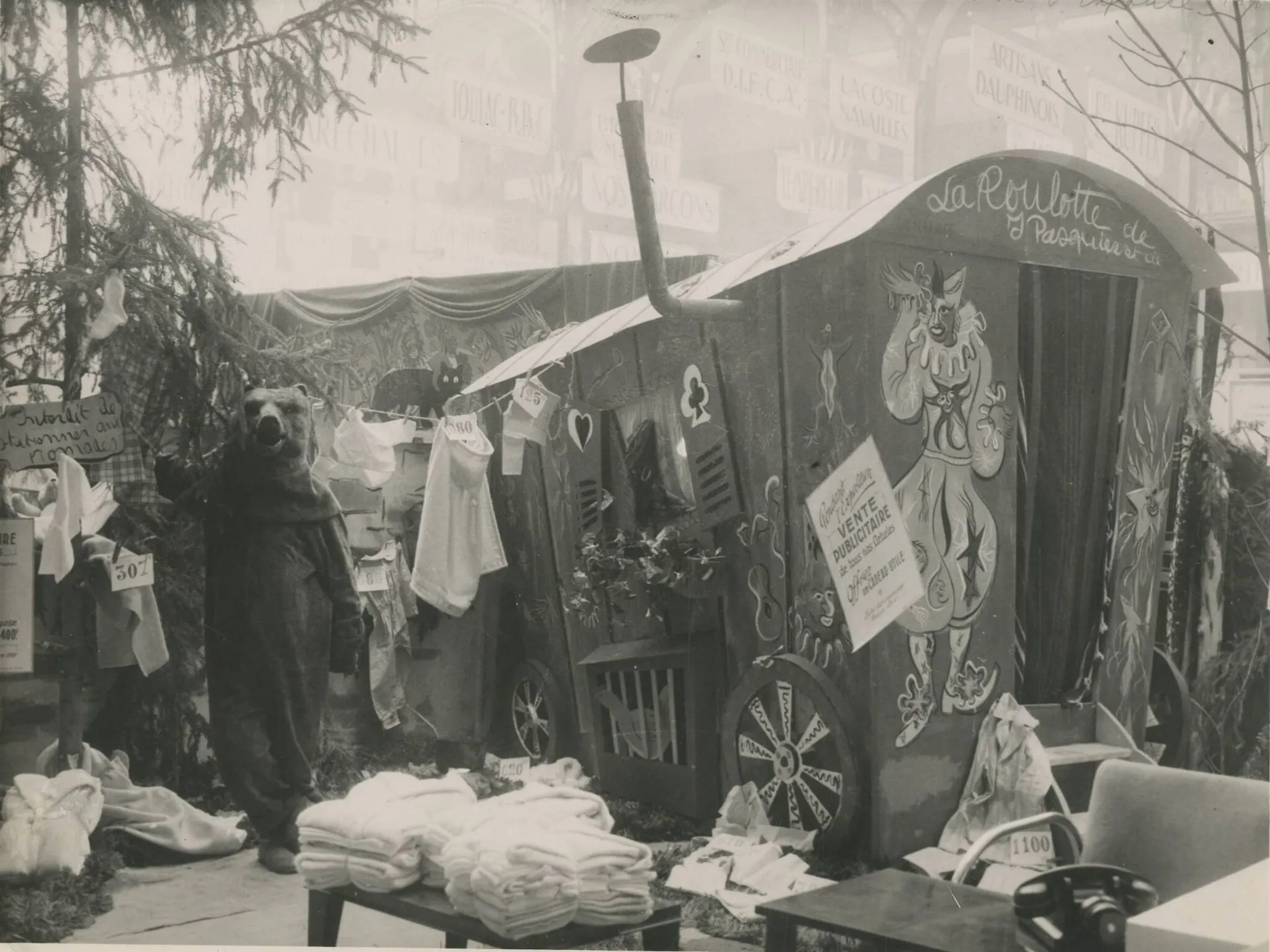 Studio Manuel Frères L’acteur de cinéma Adolphe Menjou et sa fiancée Miss Kathryn Carver sont arrivées à la gare Saint Lazare, Paris, 1928 2 tirages argentique d’époque, cachet du studio et légendes manuscrite au dos Photographies : 23 x 16.5 cm