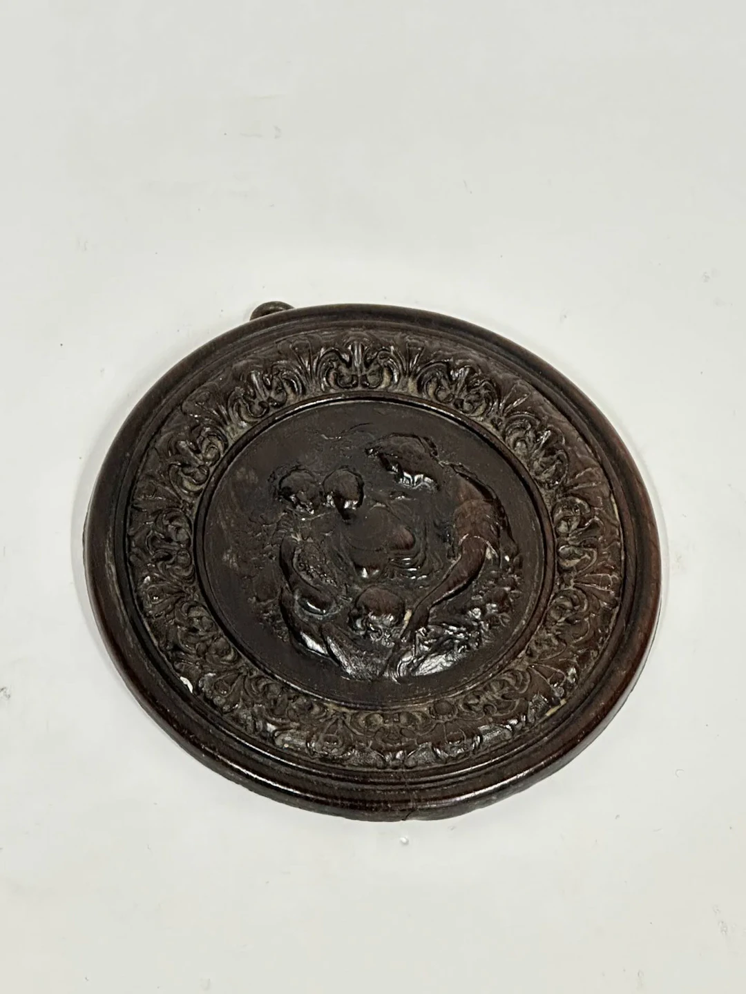 Circular wooden medallion carved in bas-relief with an alleg - Lot 315