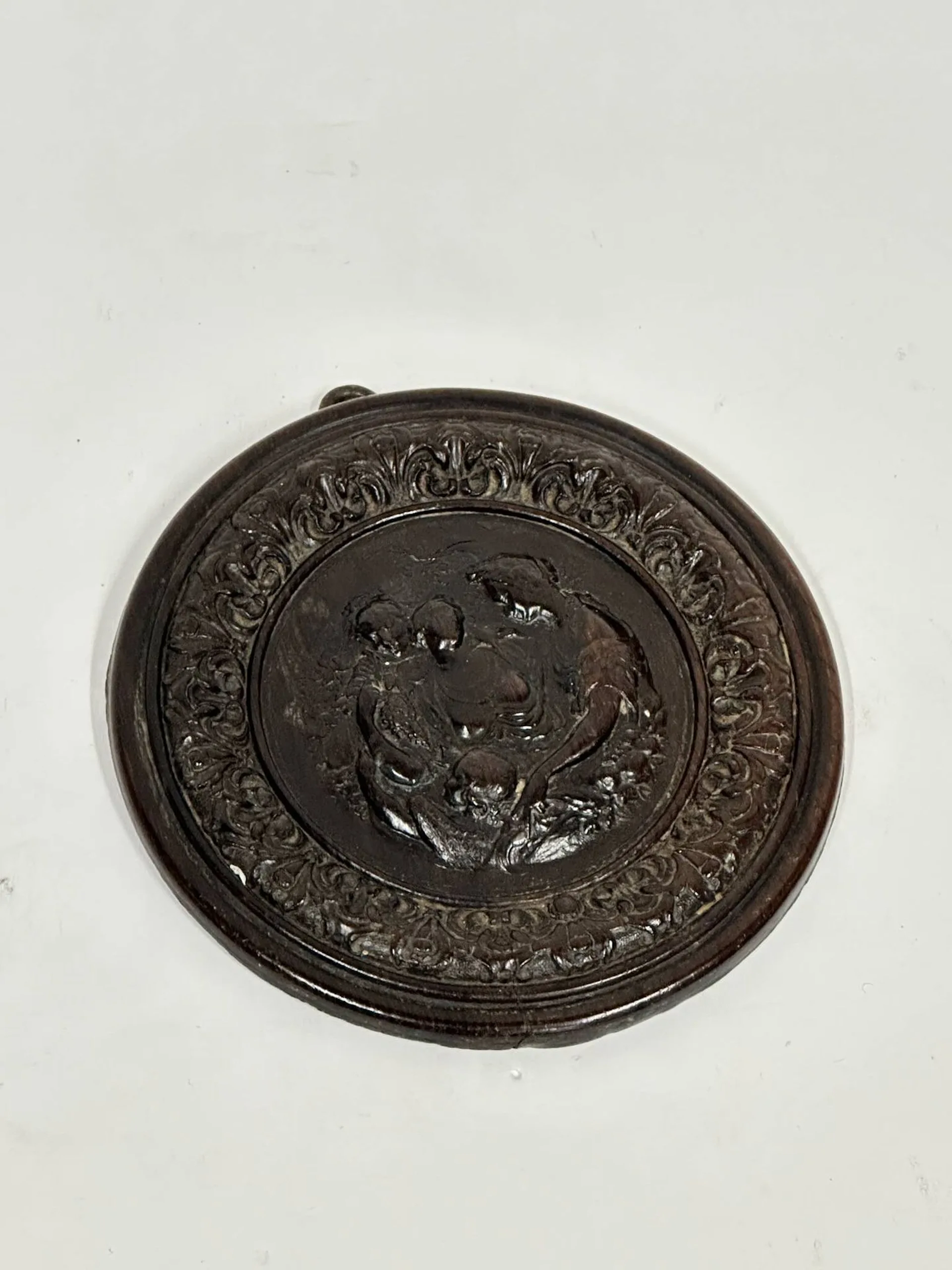 Circular wooden medallion carved in bas-relief with an alleg - Lot 315