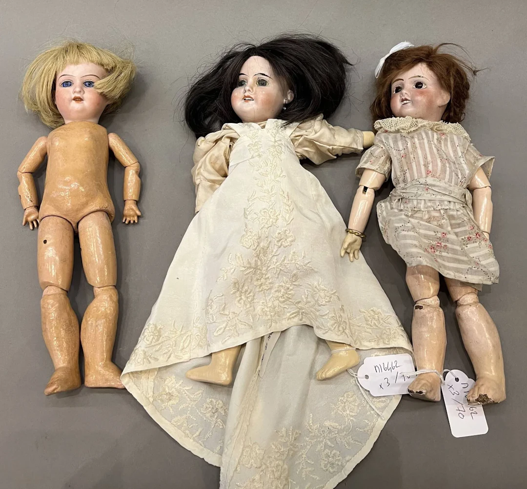 Three miscellaneous dolls with bisque heads, made in France - Lot 429