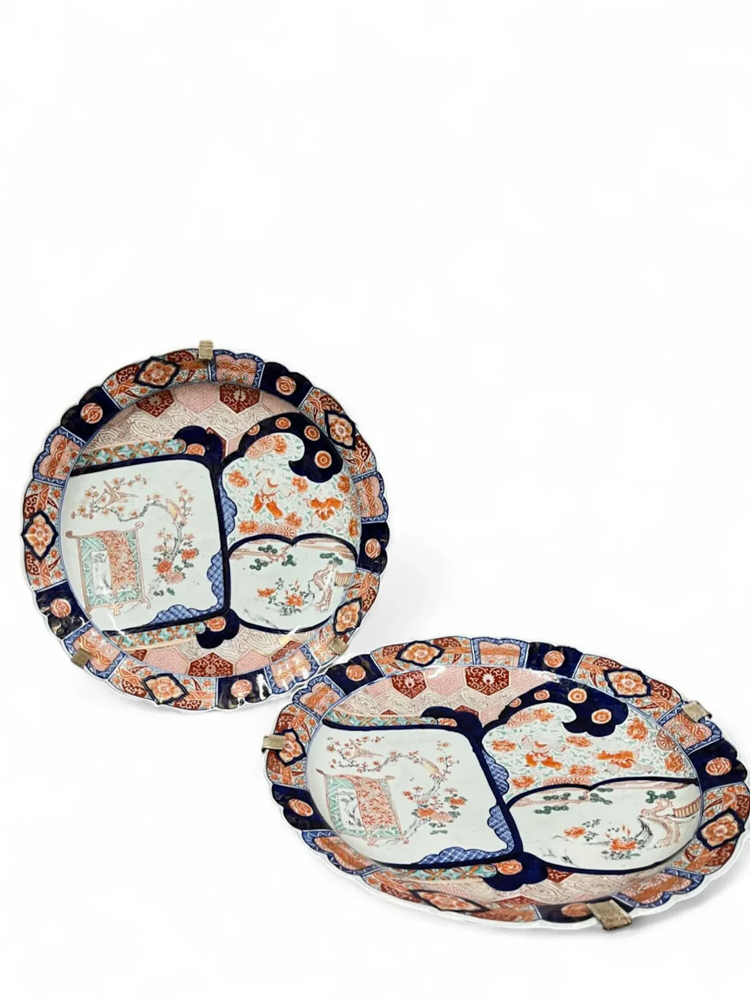 Pair of porcelain dishes with Imari decoration of flowering - Lot 249