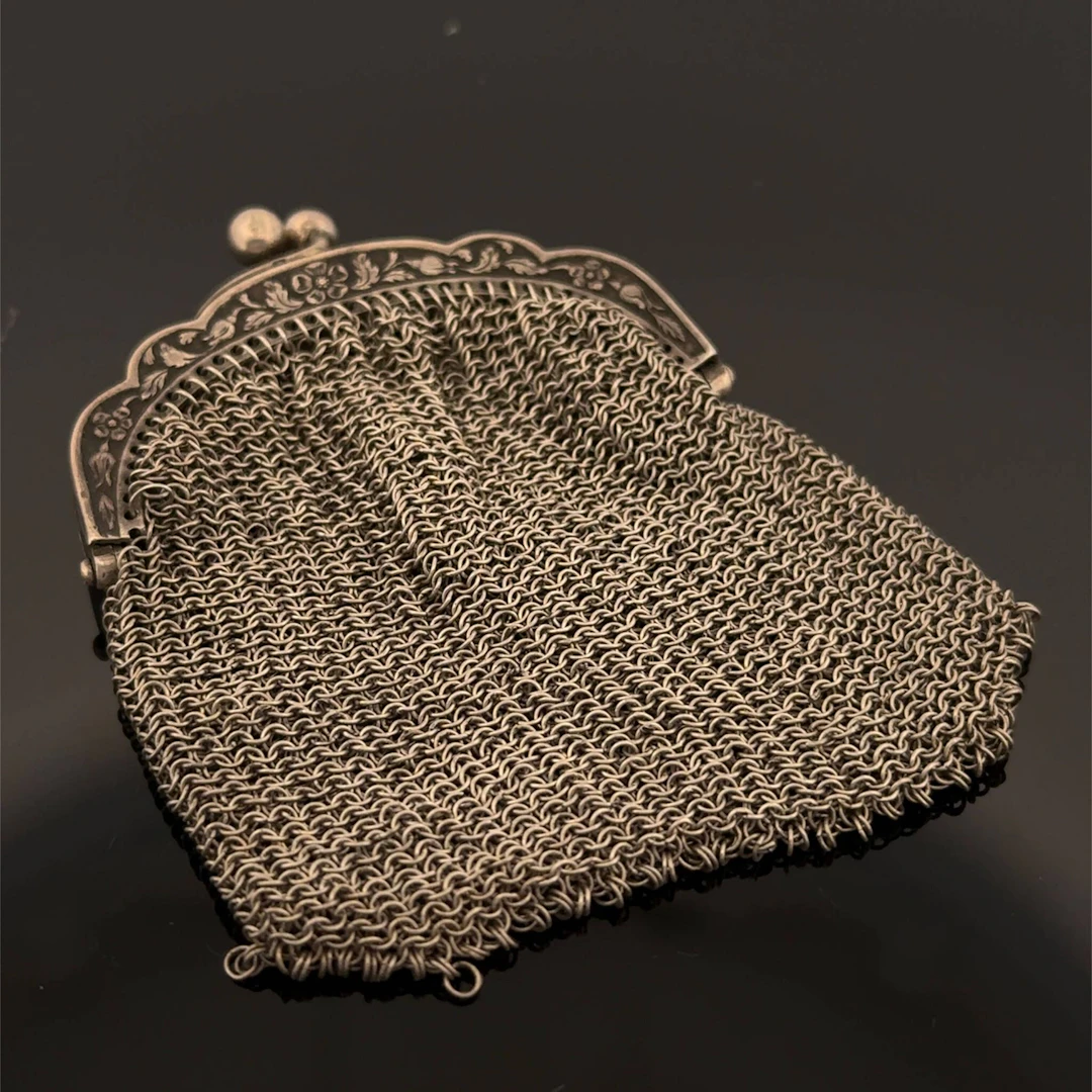 Silver (800) chainmail-style coin purse, engraved with small - Lot 178