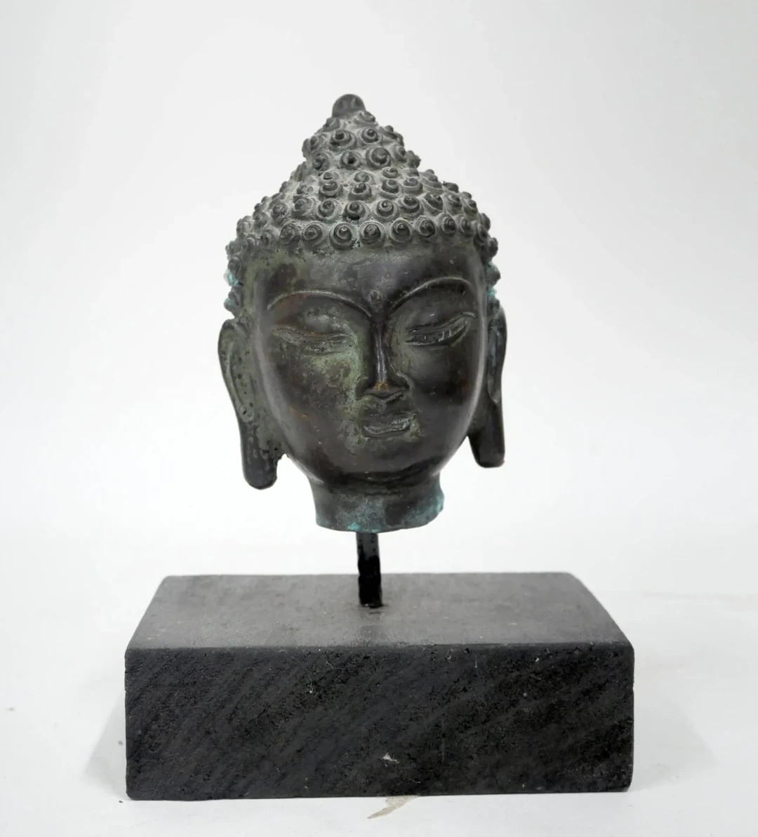 Buddha head in bronze with green patina - Lot 211