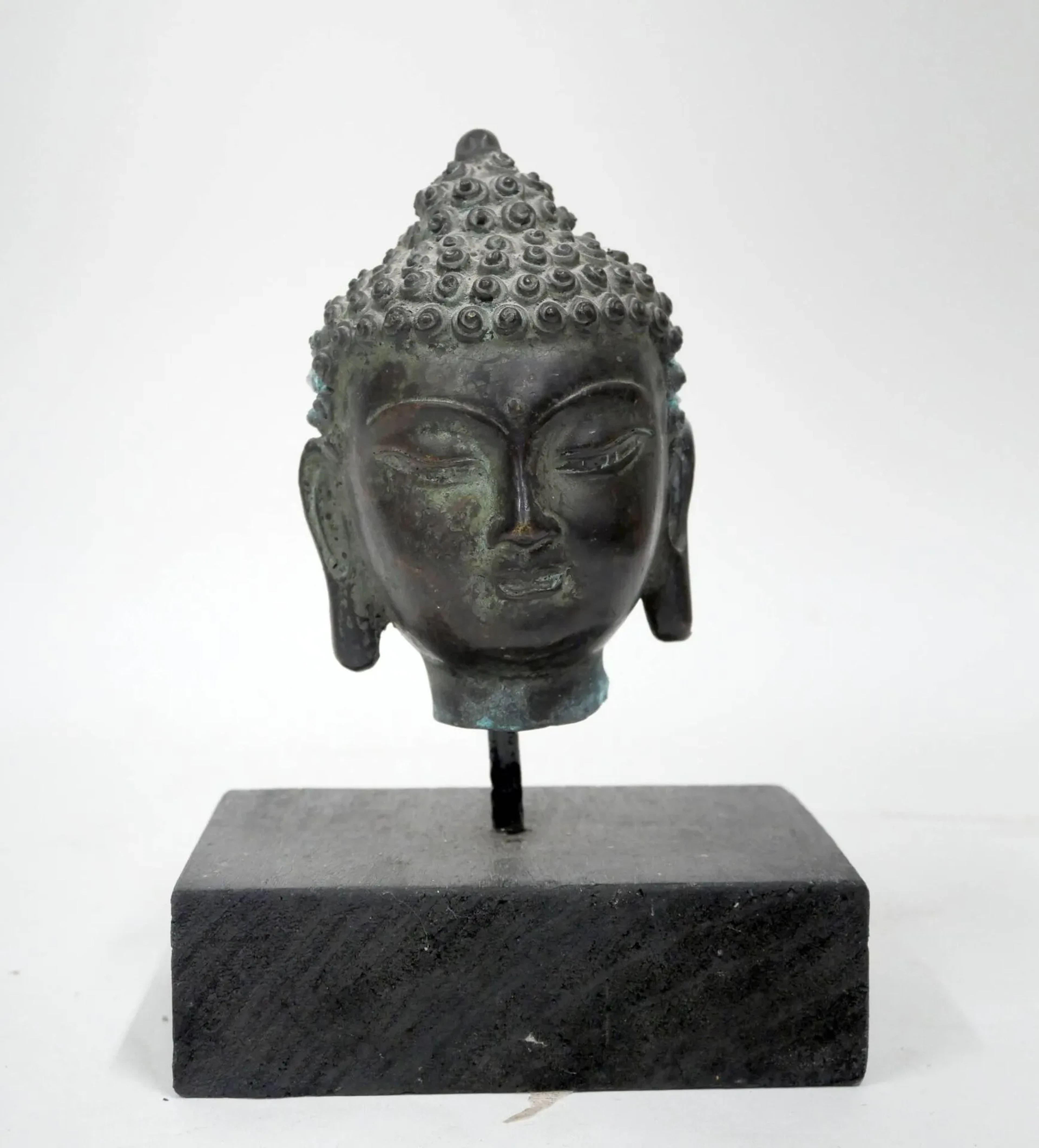 Buddha head in bronze with green patina - Lot 211
