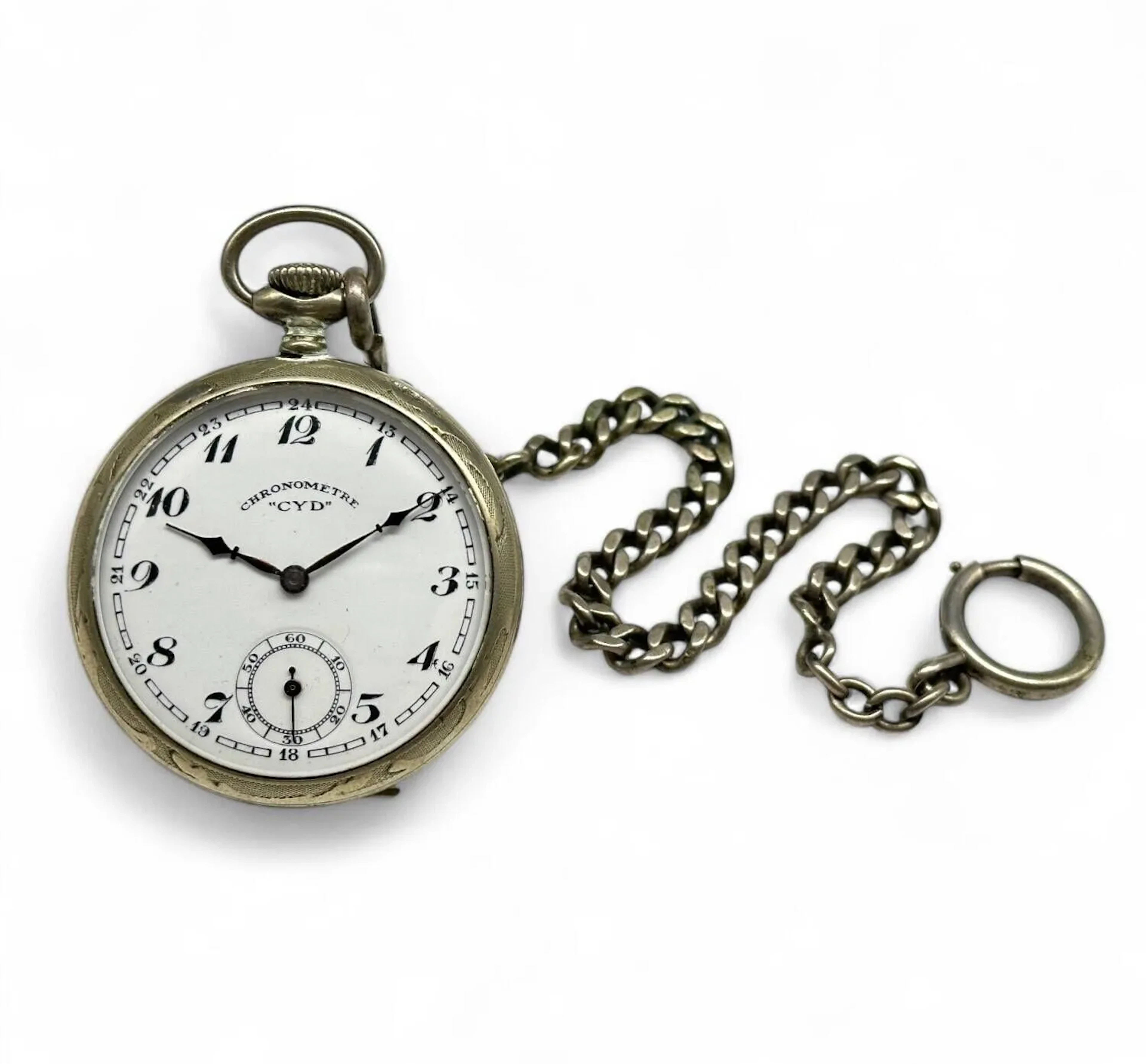 CYD Montre chronomètre à gousset et sa bélière en argent (800) Cadran émaillé blanc, marqué "chronomètre CYD" aux chiffres arabes et chemin de fer, trotteuse au 6 Dos du boitier gravé d'une fleur sur fond guilloché Diam. : 50 mm L chaine : 25 cm; poids brut : 19,8 grammes
