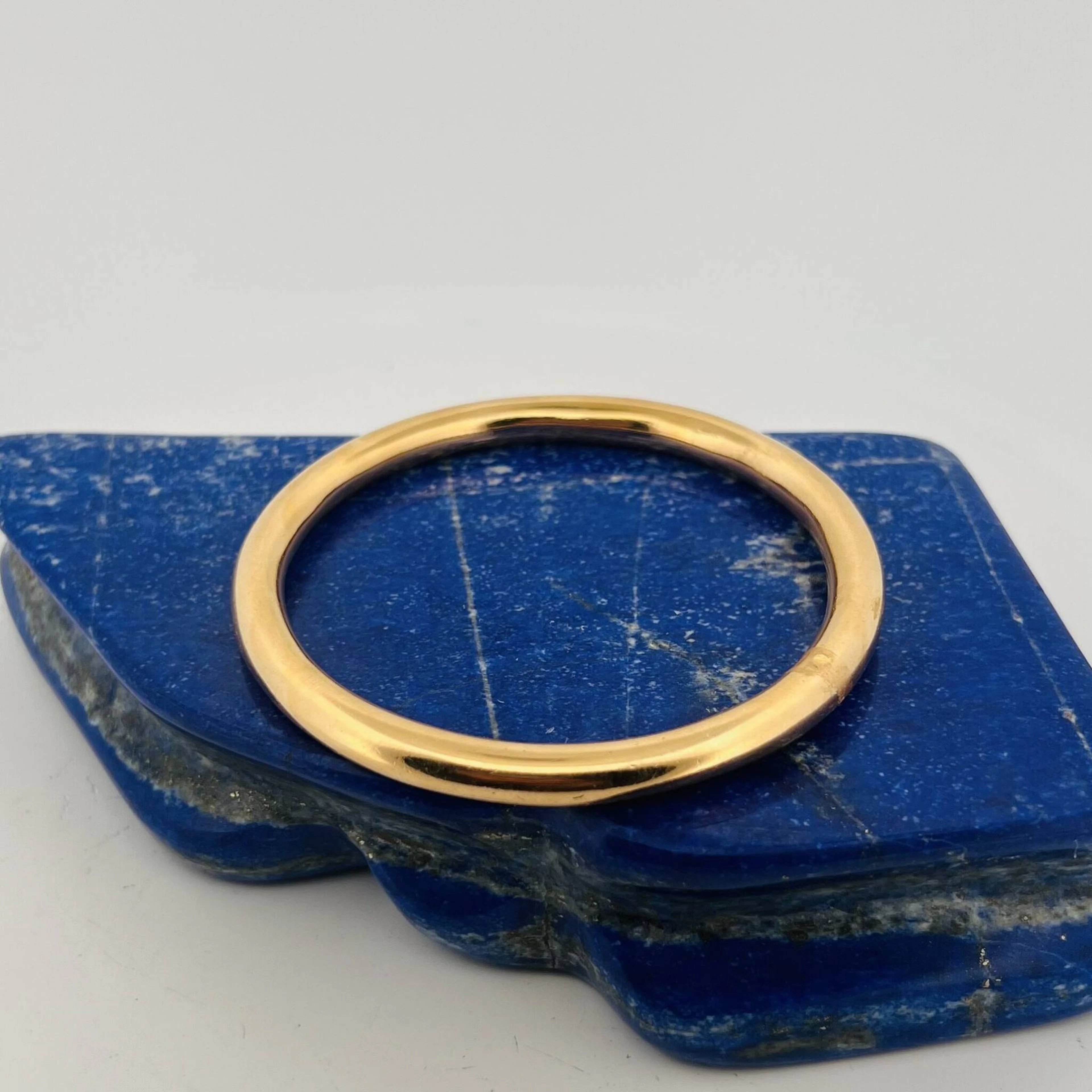 Yellow gold (750) bangle bracelet. - Lot 206