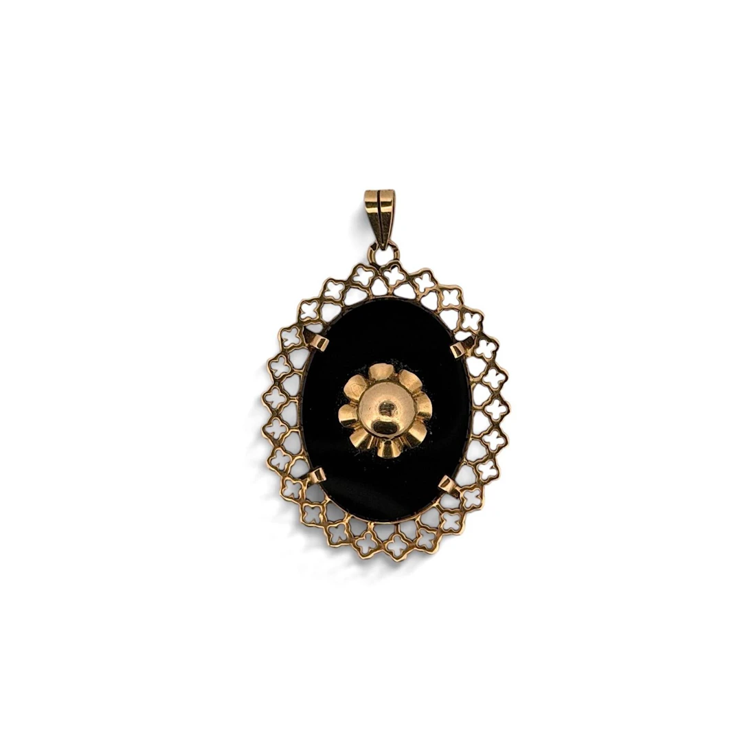 Oval pendant in openwork yellow gold (750), adorned with an - Lot 164