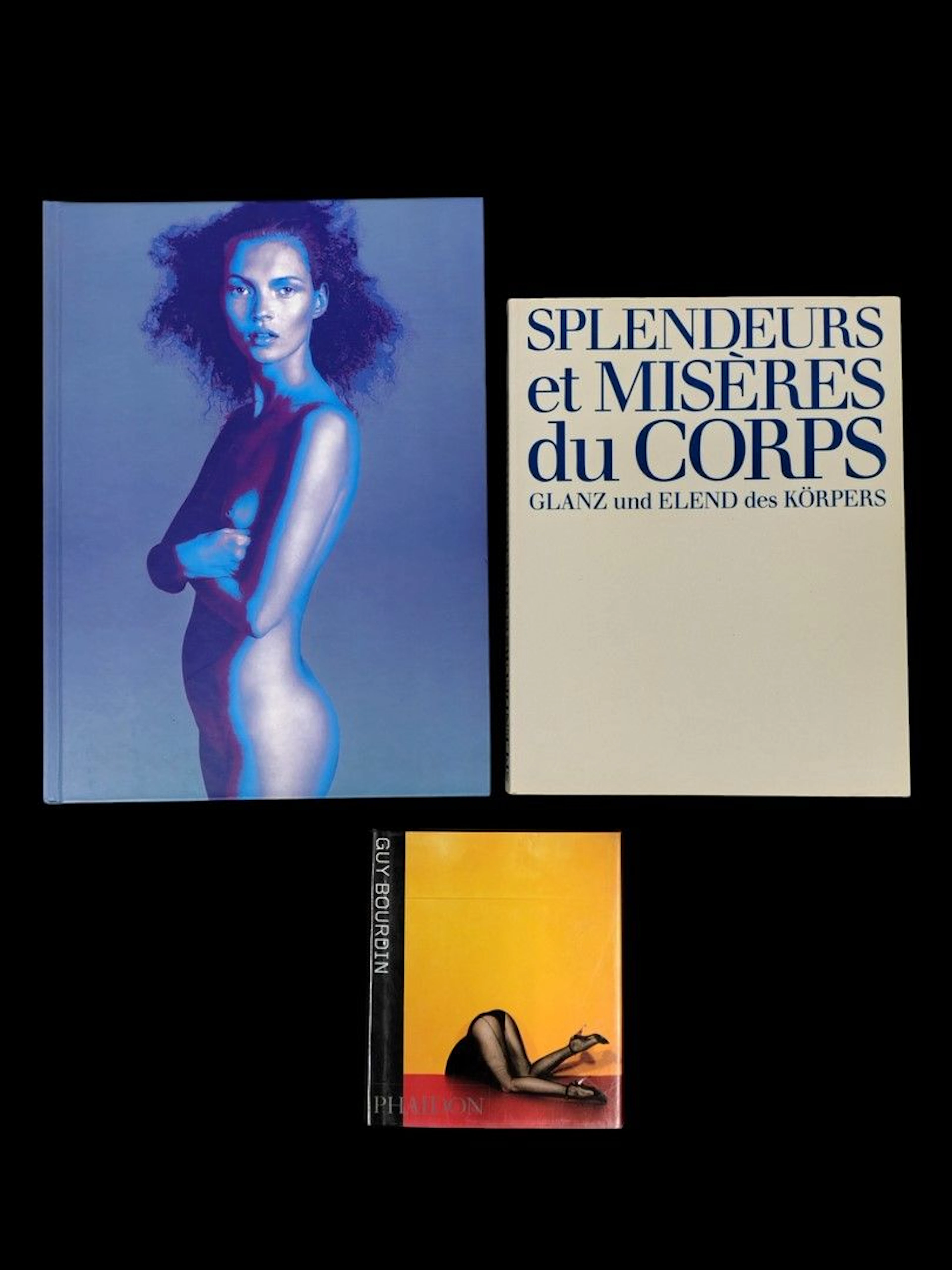 Livres, photographie, photographe, images et arts. Ensemble de 3 ouvrages divers : 'Versace / Avedon : 20 ans', 'Splendeurs et Misères du Corps - Glanz und Elend des KÖrpers - Triennale Internationale de la Photographie Fribourg, Mois de la Photo Paris 1988' et 'Guy BOURDIN' Phaidon. PROVENANCE : Succession René ROBERT.