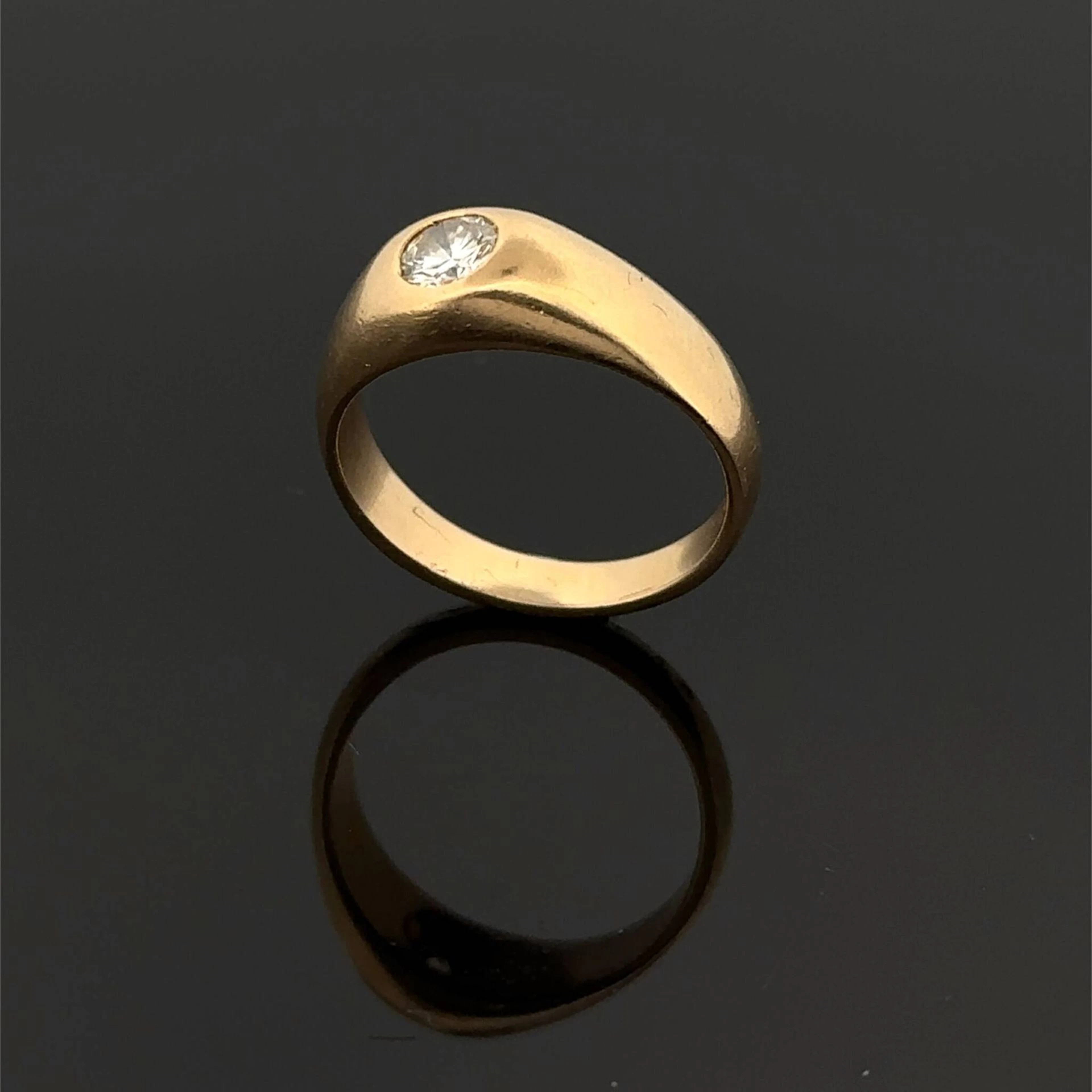 Yellow gold (750) band ring set with a brilliant-cut diamond - Lot 169