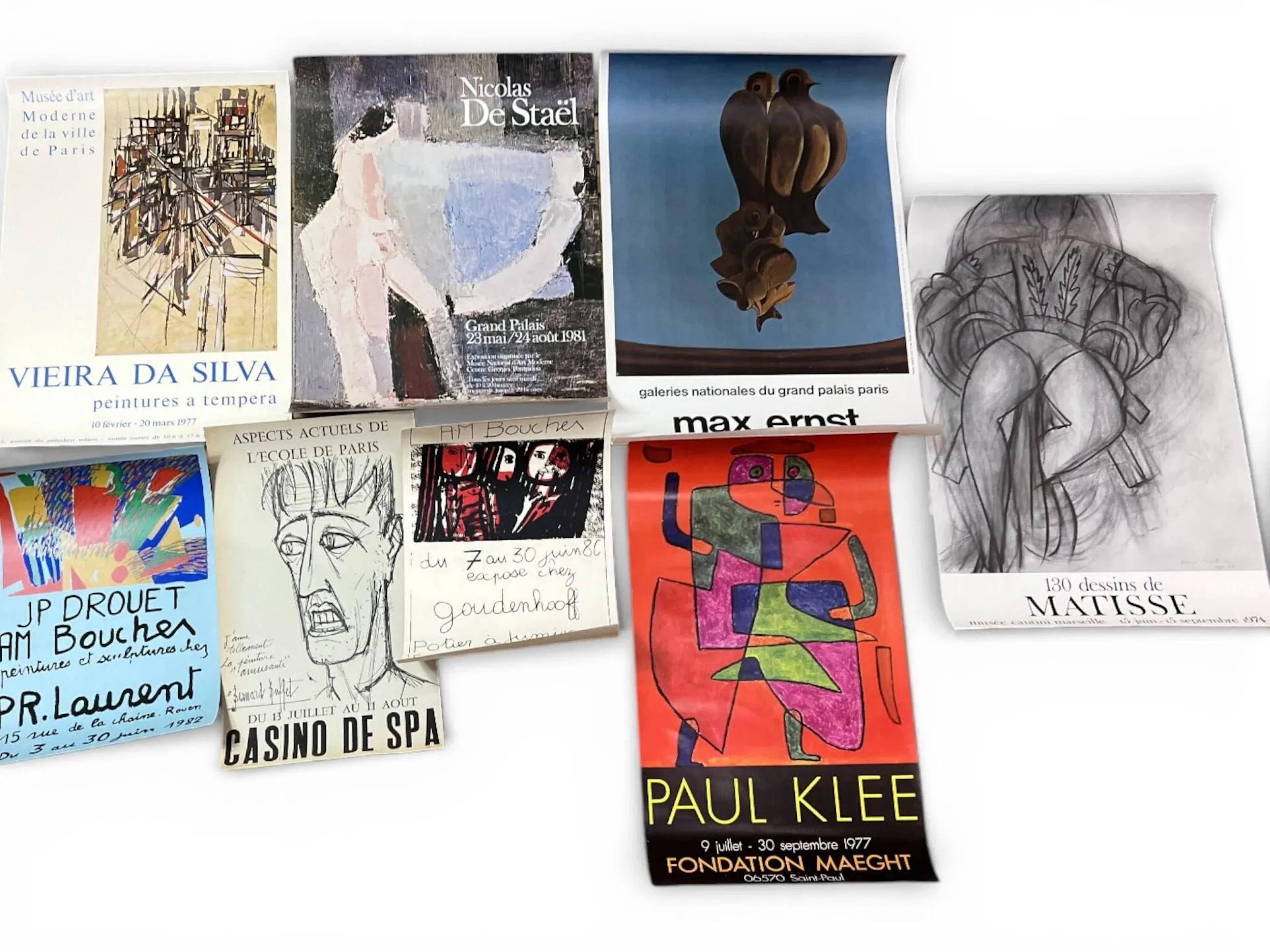Lot d'affiches comprenant : - BUFFET Bernard, d'après Aspects actuels de l'école de Paris, du 13 juillet au 11 aout au Casino de Spa, Ch. Sabot SPRL Bruxelles - JP Drouet Am Boucher peintures et sculptures chez PR. Laurent 1( rue de la chaine Rouen, 3 au 30 juin 1982 - AM Boucher, du 7 au 30 juin 1980 expose cgez Goudenhooff, potier à Jumieges 76 - Vieira Da Silva, peintures à tempera, musée d'art moderne de la ville de Paris 10 février au 20 mars 1977 - Paul Klee, fondation Maeght, 9 juillet au 30 septembre 1977 - 130 dessins de Matisse, musée Cantini Marseille 15 juin au 15 septembre 1974 -Nicolas de Stael, grand palais, 23 mai au 24 aout 1981 - Max Ernst, galerues nationales du grand palais, 16 mai au 8 septembre 1975