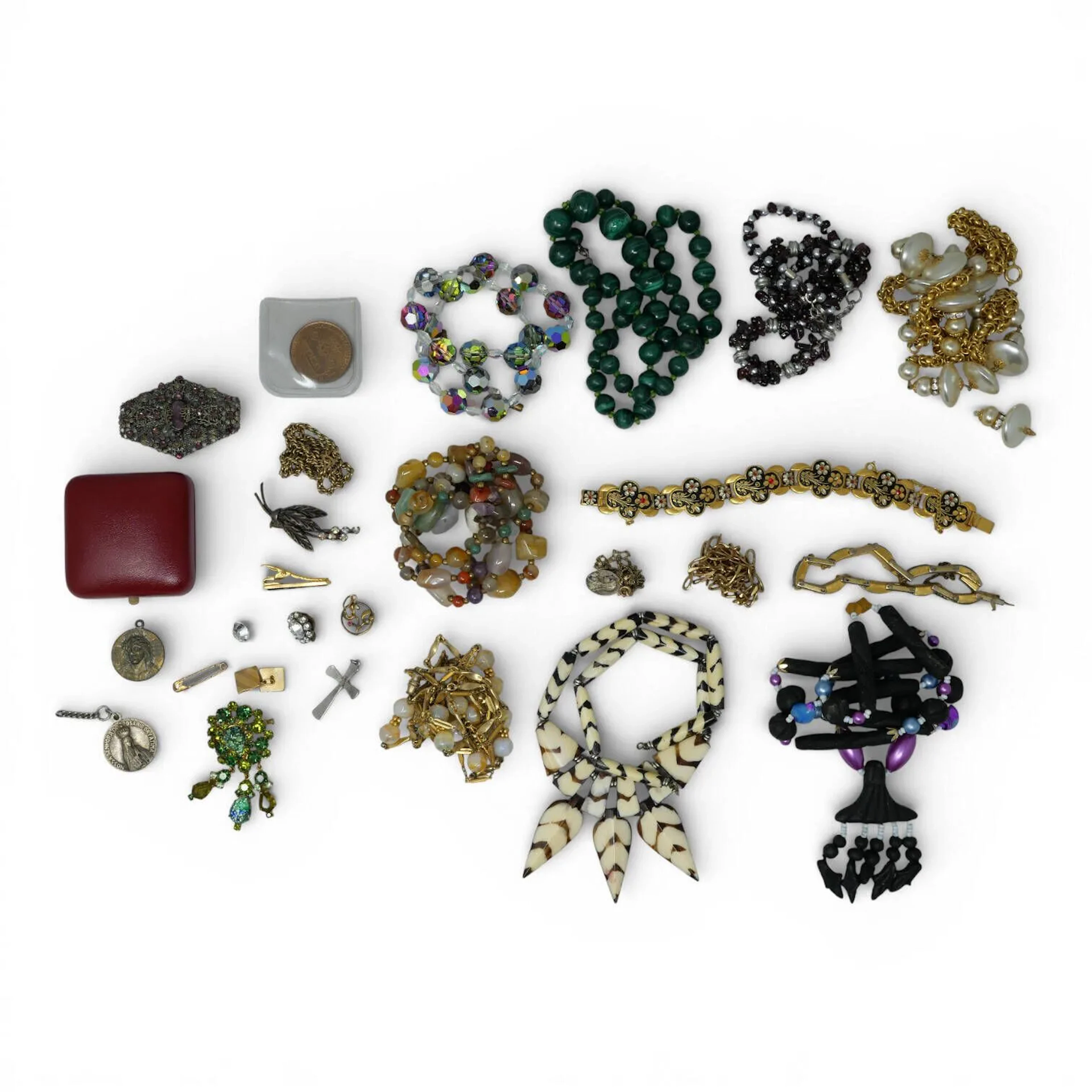 Lot de bijoux fantaisies dont broches, collier en malachite, collier en pierres fines et dures roulées, collier en perles de verre, bracelet en métal et émail.... Vendu en l'état.