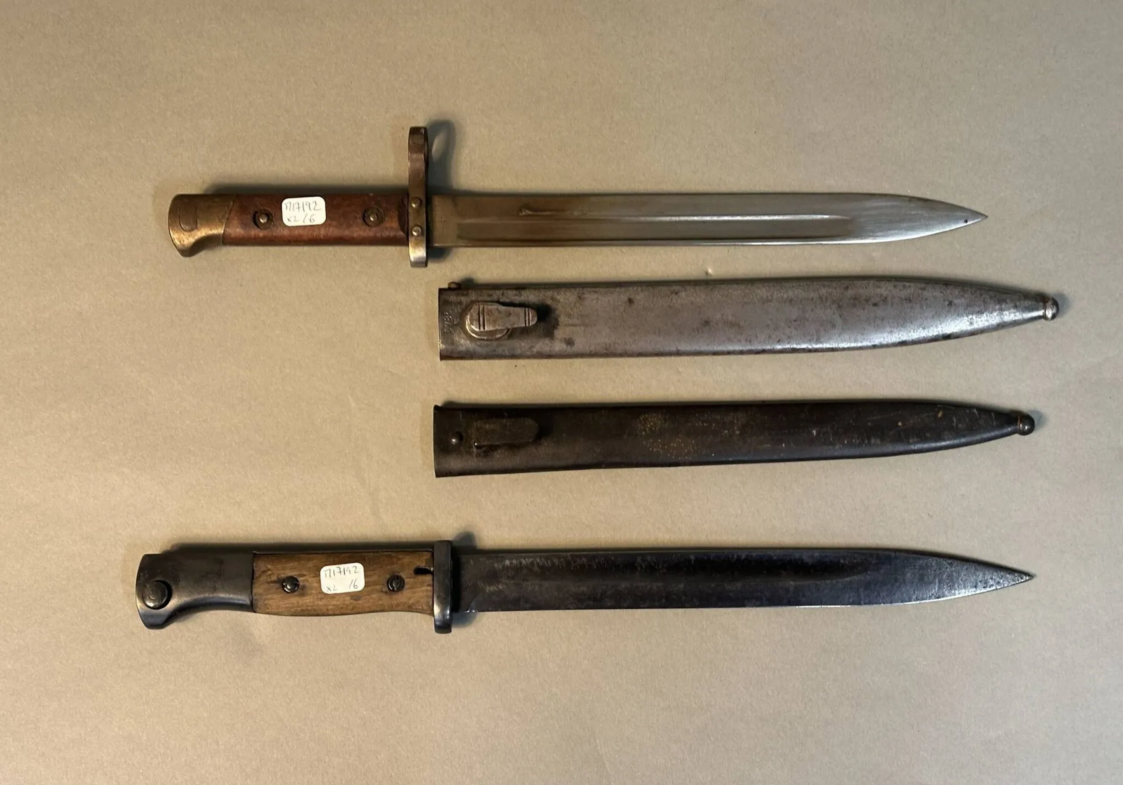 Ensemble de deux baïonnettes. Comprenant une baïonnette autrichienne modèle 1895 de fabrication tchèque. Une baïonnette pour fusil Mauser 98, fourreau rapporté.