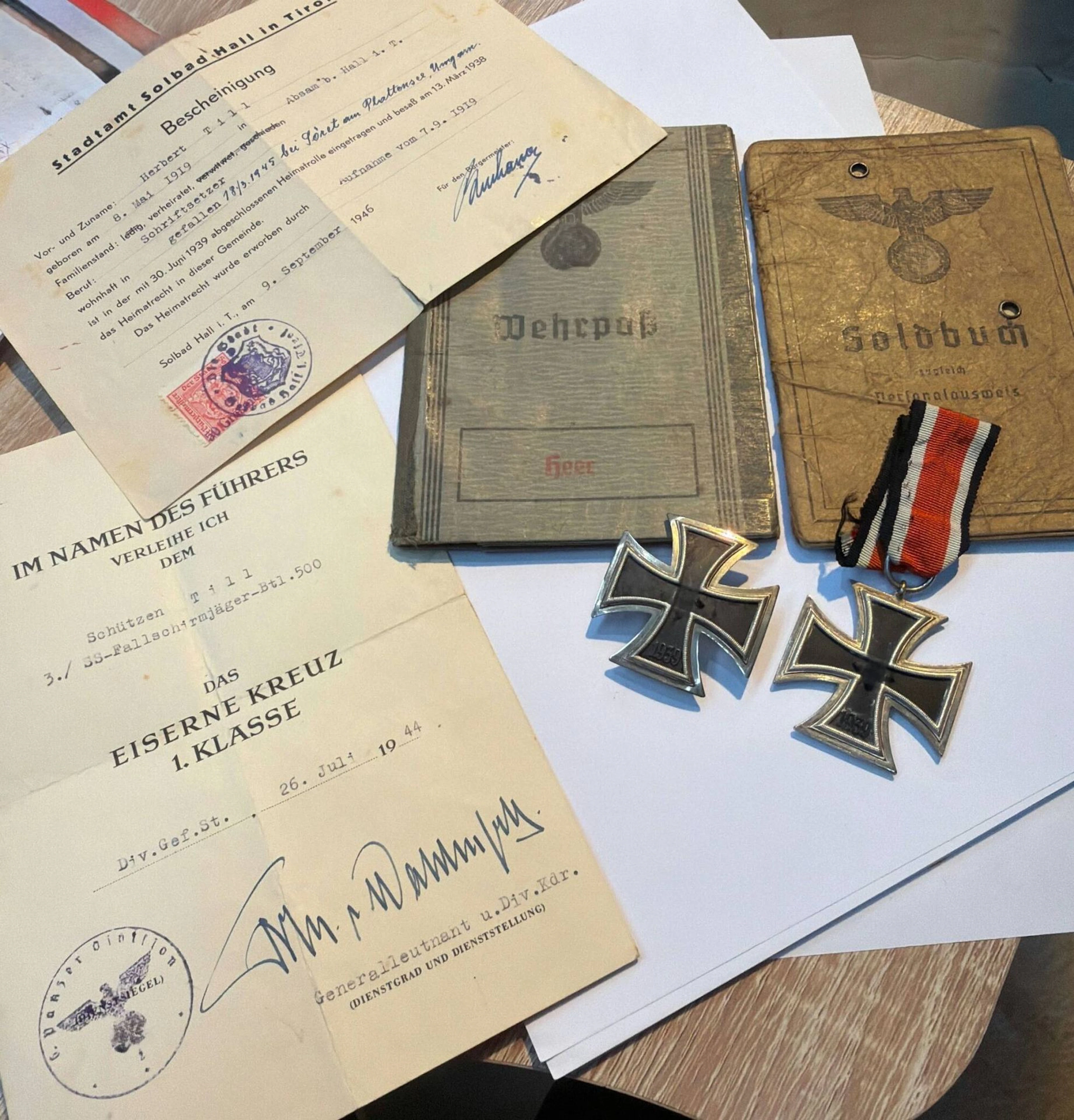 Souvenirs de soldats allemands de la seconde guerre mondiale. Comprenant: -Bataillon 500. Croix de fer première classe, seconde guerre mondiale. Accompagnée de son diplôme décerné au "Shützen" (grade de sous officier SS) Till. SS-FALLCHIRMJÄGER-BTL.500. Bataillon 500, Régiment aéroporté SS, bataillon disciplinaire surnommé "Bataillon des officiers". De tous les coups durs, il ne restait plus que 70 hommes au 14 juillet 1944 puis 12 hommes pour la défense de Berlin. -Lieutenant Peter Till. Comprenant: Croix de fer seconde classe, Seconde guerre mondiale. Deux carnets avec états de service qu'il effectuera au 137e bataillon des chasseurs alpins "GEB.JÄG.ERL.RGT.137" mentionnant ses décorations dont: Bronze et argent pour la bravoure, Médaille d'honneur d'argent croix rouge, commémorative 14-18, médaille autrichienne de mémoire de guerre, croix d'honneur pour les combattants de première ligne, insigne des blessés.