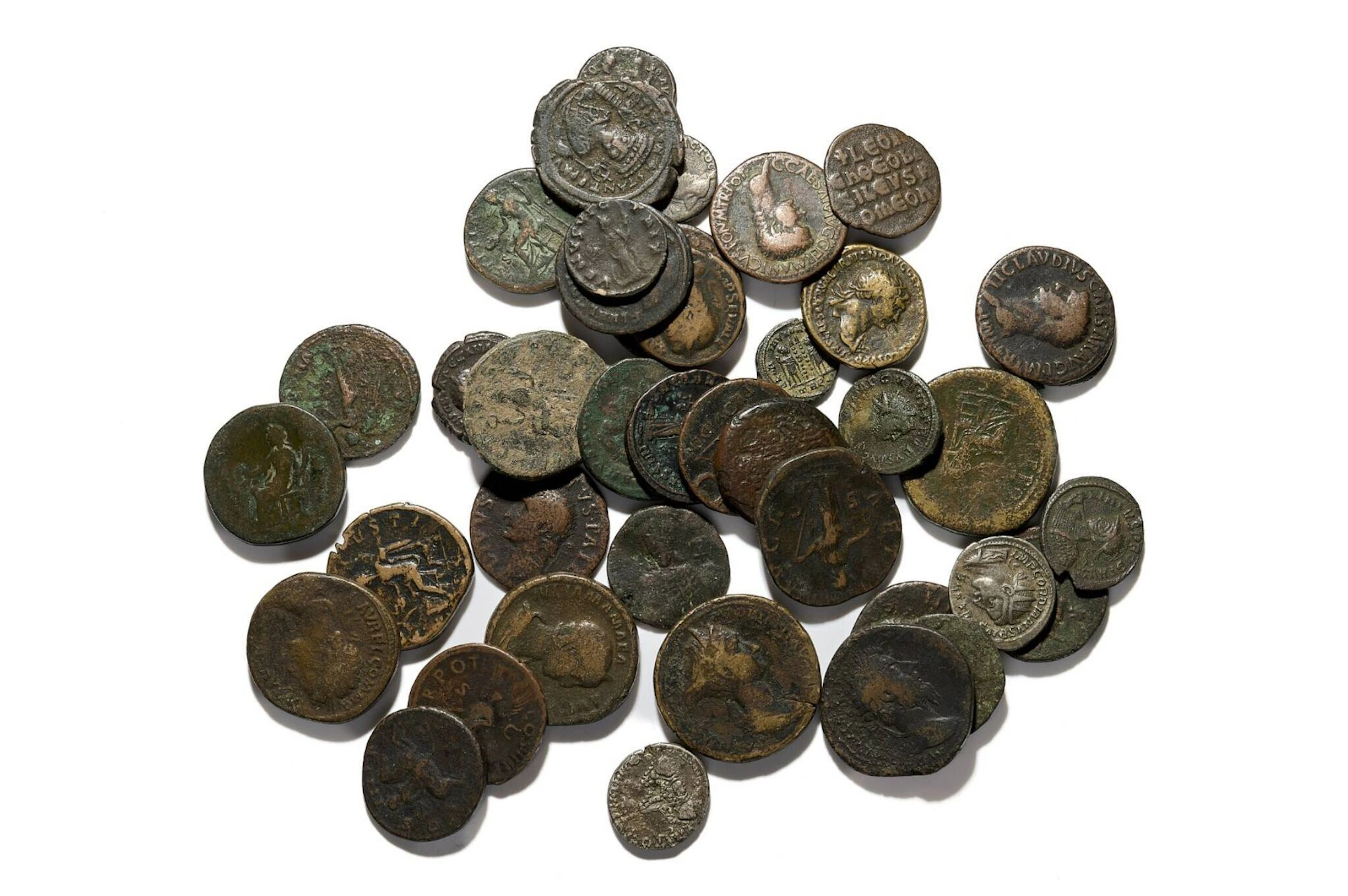 MONDE ANTIQUE Lot de 40 monnaies romaines et byzantines essentiellement en bronze. Sesterces, As, Folles, Antoniniens et petits bronzes Trajan, Auguste, Commode, Gordien, Hadrien, Dioclétien, Agrippa, Leon et 2 didrachmes d'Hadrien pour la Cappadoce ... B, TB, TTB