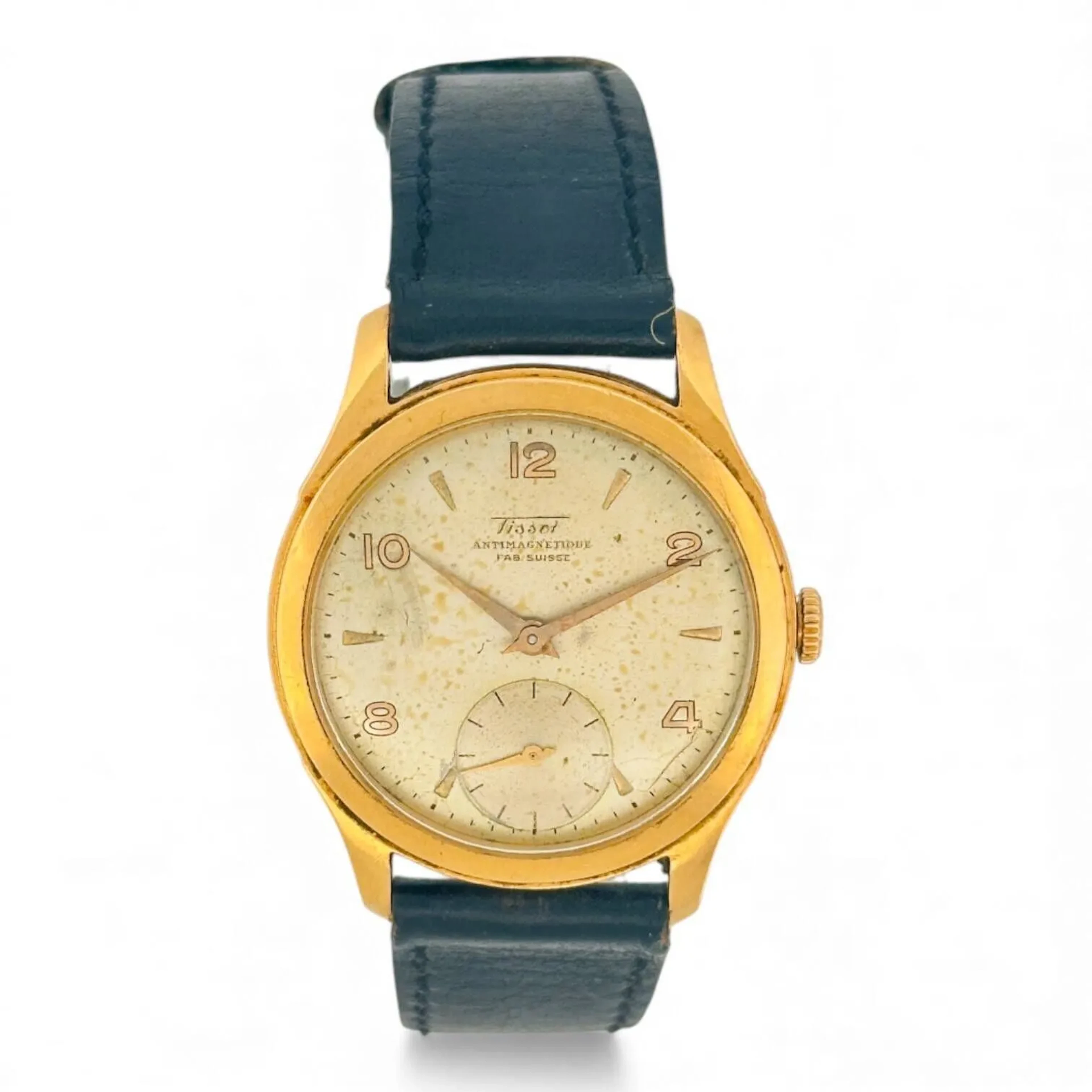 TISSOT Montre-bracelet en or 18K (750 millièmes), cadran argenté, index en appliques dorées et chiffres arabes en déclaques noires et dorées, aiguilles dauphines dorées, petite seconde à six heures. Fond clipé en or 18K (750 millièmes) signé Ch. Tissot & Fils, fabrication Jules Person. Mouvement mécanique à remontage manuel signé Tissot. Bracelet en cuir noir, boucle ardillon en métal doré. Montre fonctionnelle lors de l’expertise, sans garantie de fonctionnement futur et d’état des pièces. Rayures au boitier et au verre, forte oxydation et marques au cadran. Travail français vers 1960 Poids brut 33,4 g Diamètre32mm