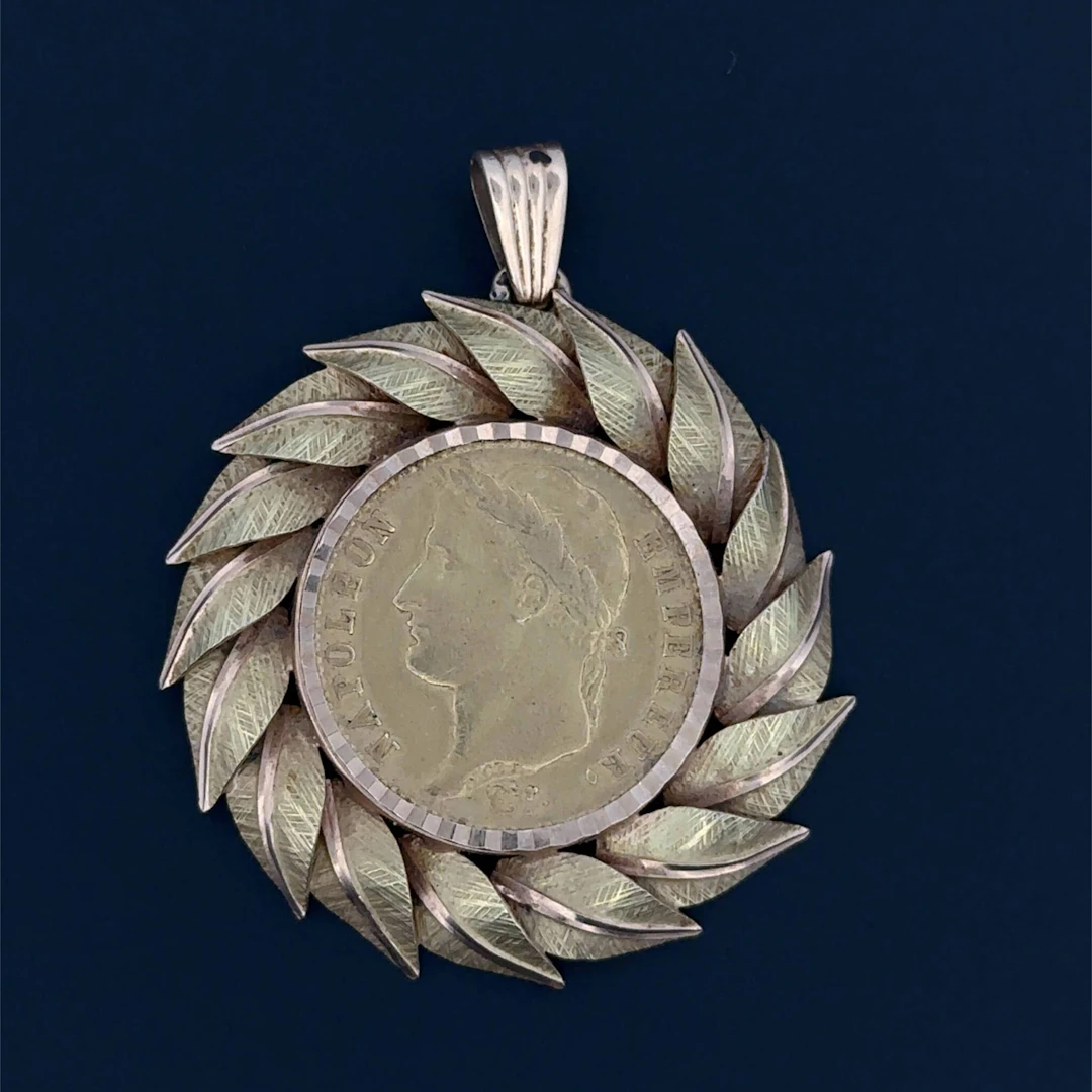 Yellow gold (750) pendant with a leaf-patterned engraving, s - Lot 199
