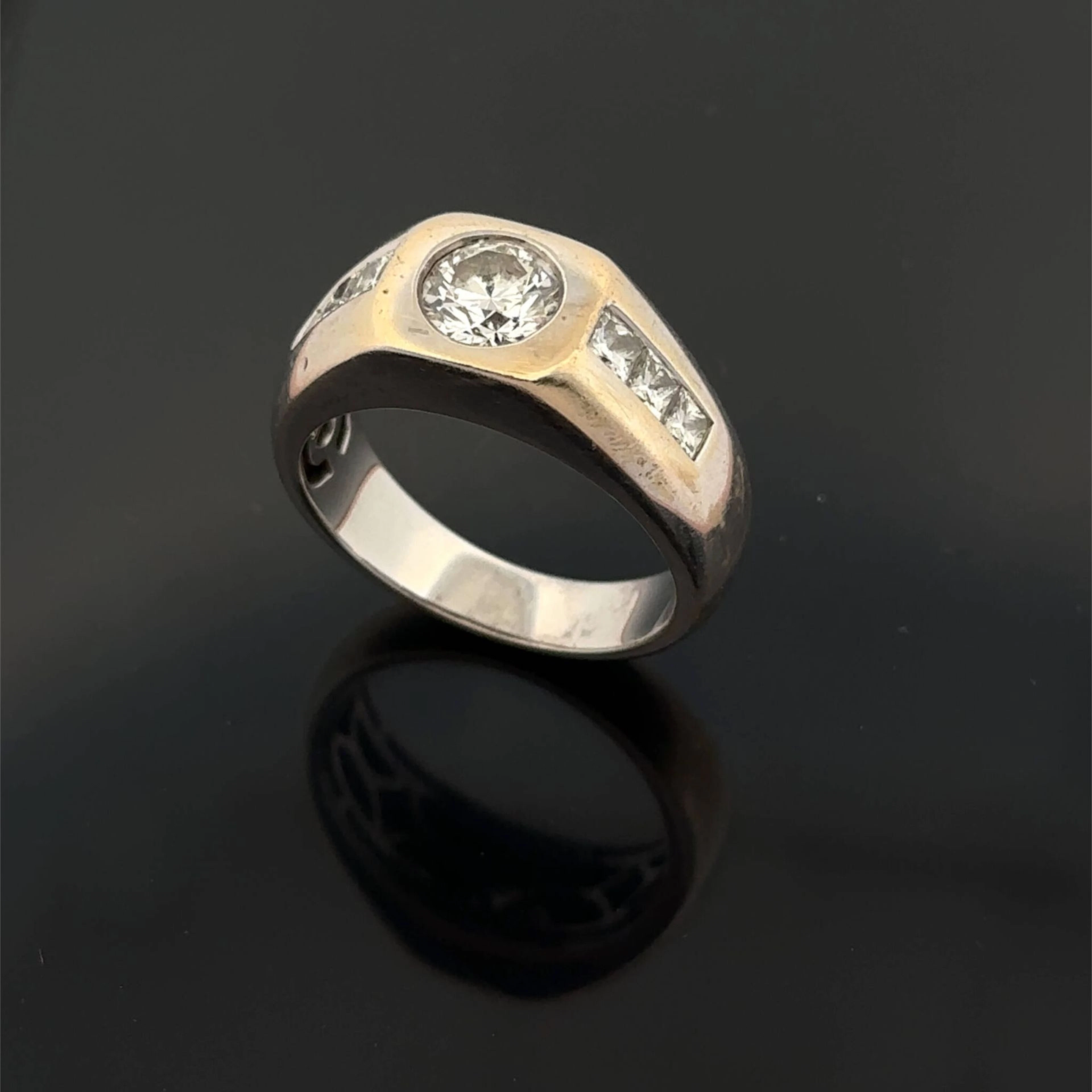 An 18k white gold (750e) rhodium-plated signet ring, featuri - Lot 264