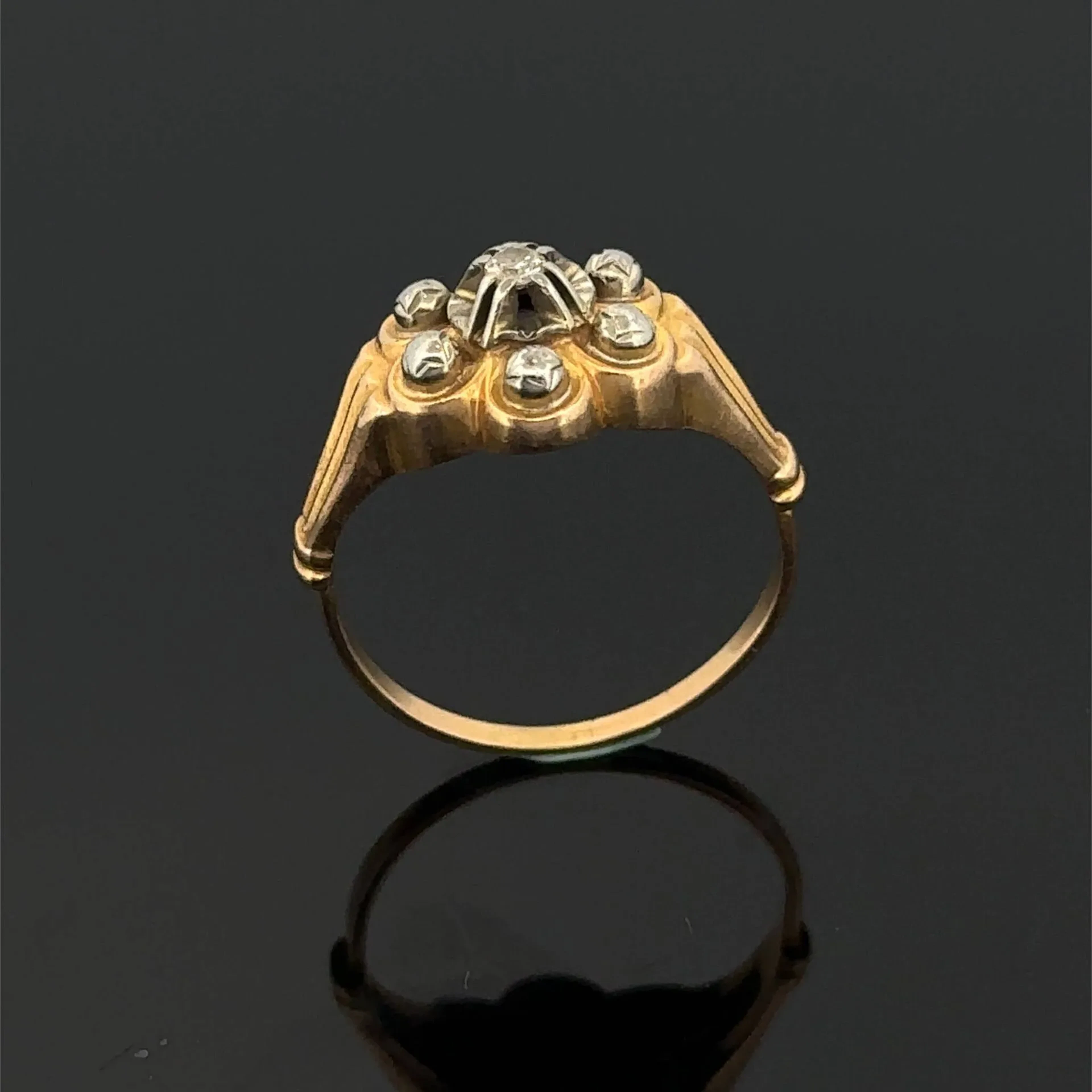 Yellow gold (750) "flower" ring with a fluted band, set with - Lot 226