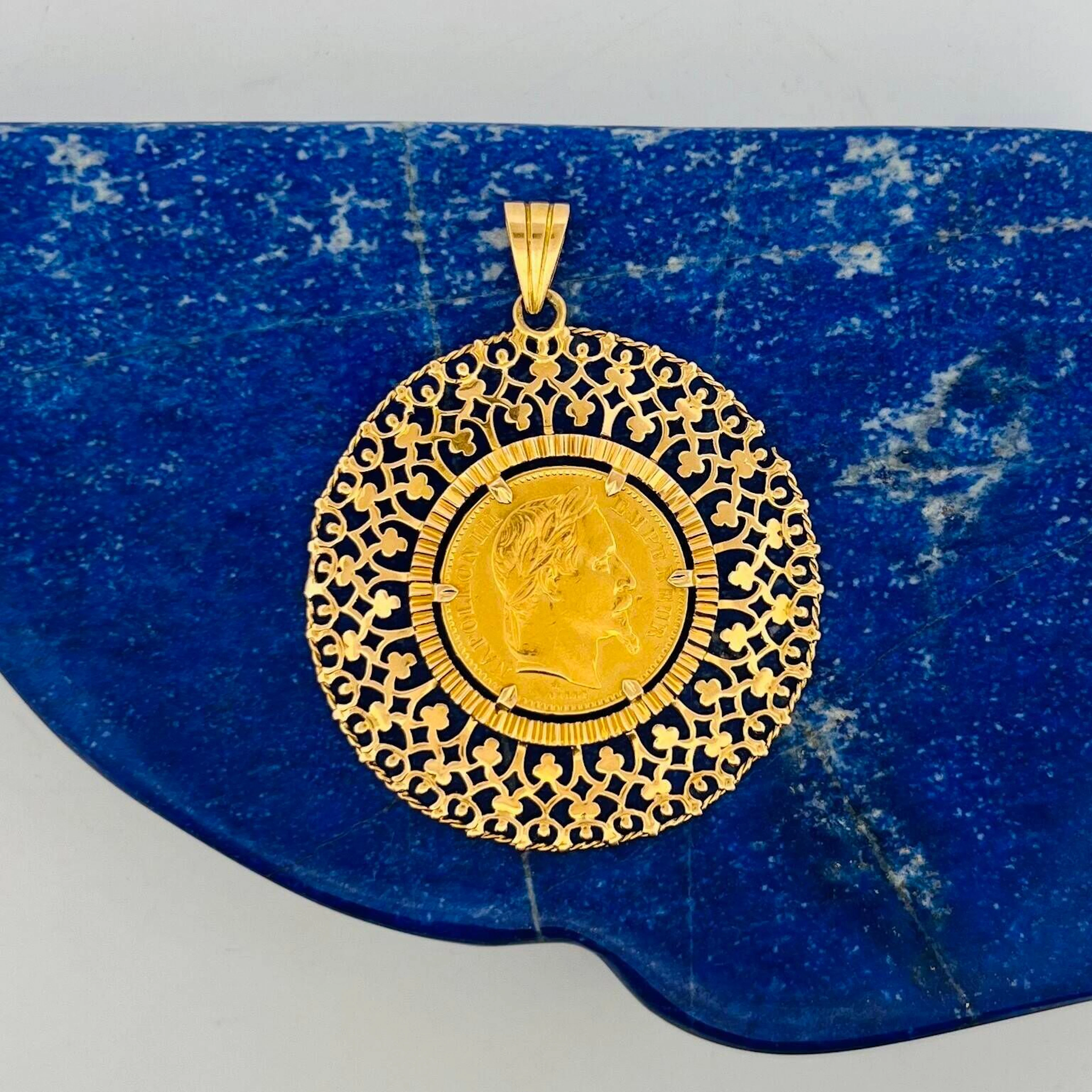 18K gold (750) corolla pendant holding a 20-Franc Napoleon I - Lot 316