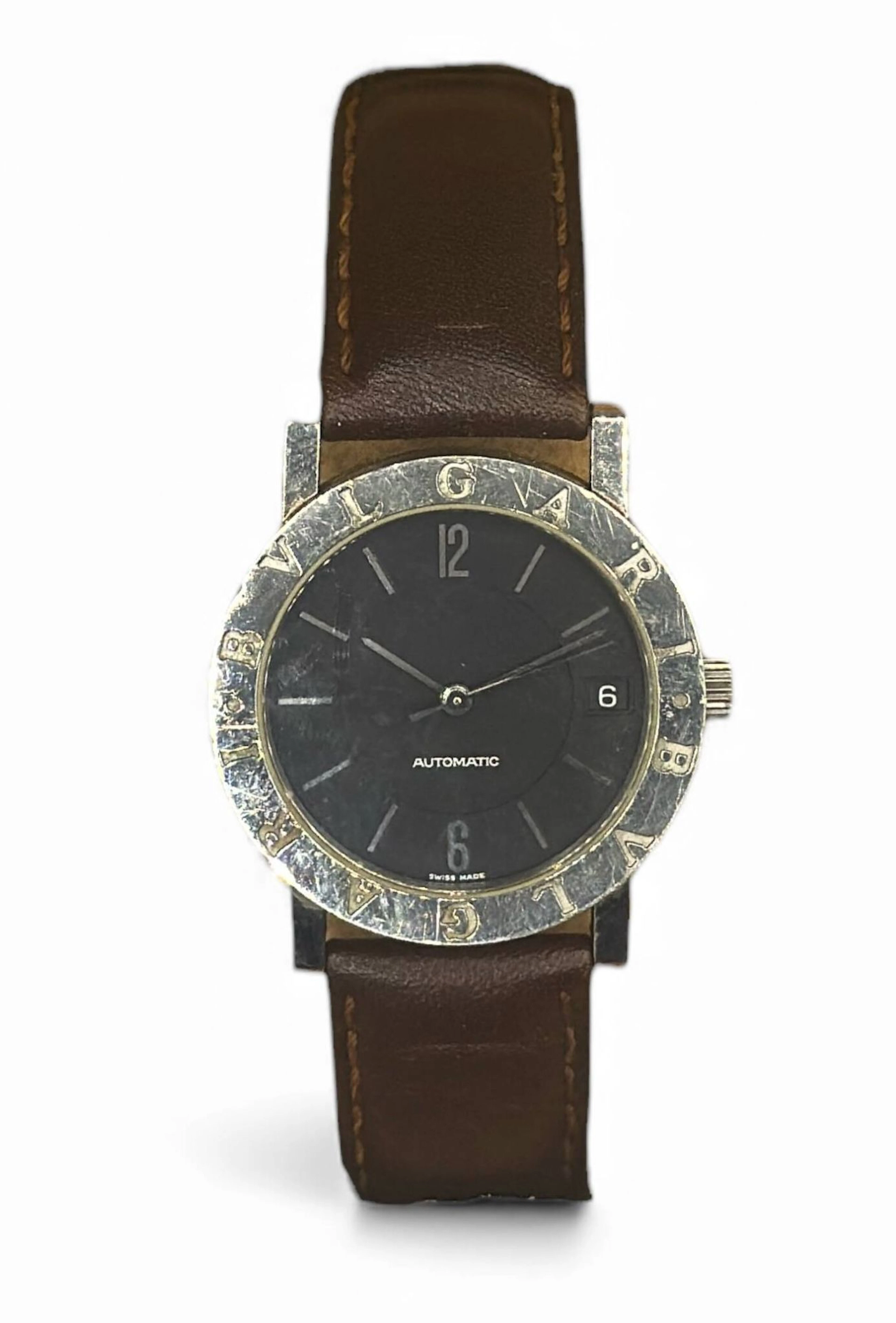BULGARI Montre bracelet en acier, cadran noir mat, index argentés bâtons et chiffres arabes à midi et six heures en appliques, date à trois heures. Lunette gravé BULGARI BULGARI. Fond en acier signé Bulgari référence BB33SL AUTO et numéroté L3908. Mouvement mécanique à remontage automatique signé Bulgari calibre 220. Bracelet en cuir marron, boucle ardillon en acier. Montre fonctionnelle lors de l’expertise, sans garantie de fonctionnement futur et d’état des pièces. Rayures et marques au boitier. Accompagnée de sa boite, sa surboite, ses manuels Bulgari, son certificat de garantie daté de 2002 et sa boucle d’origine. Vers 2002 Diamètre 33 mm