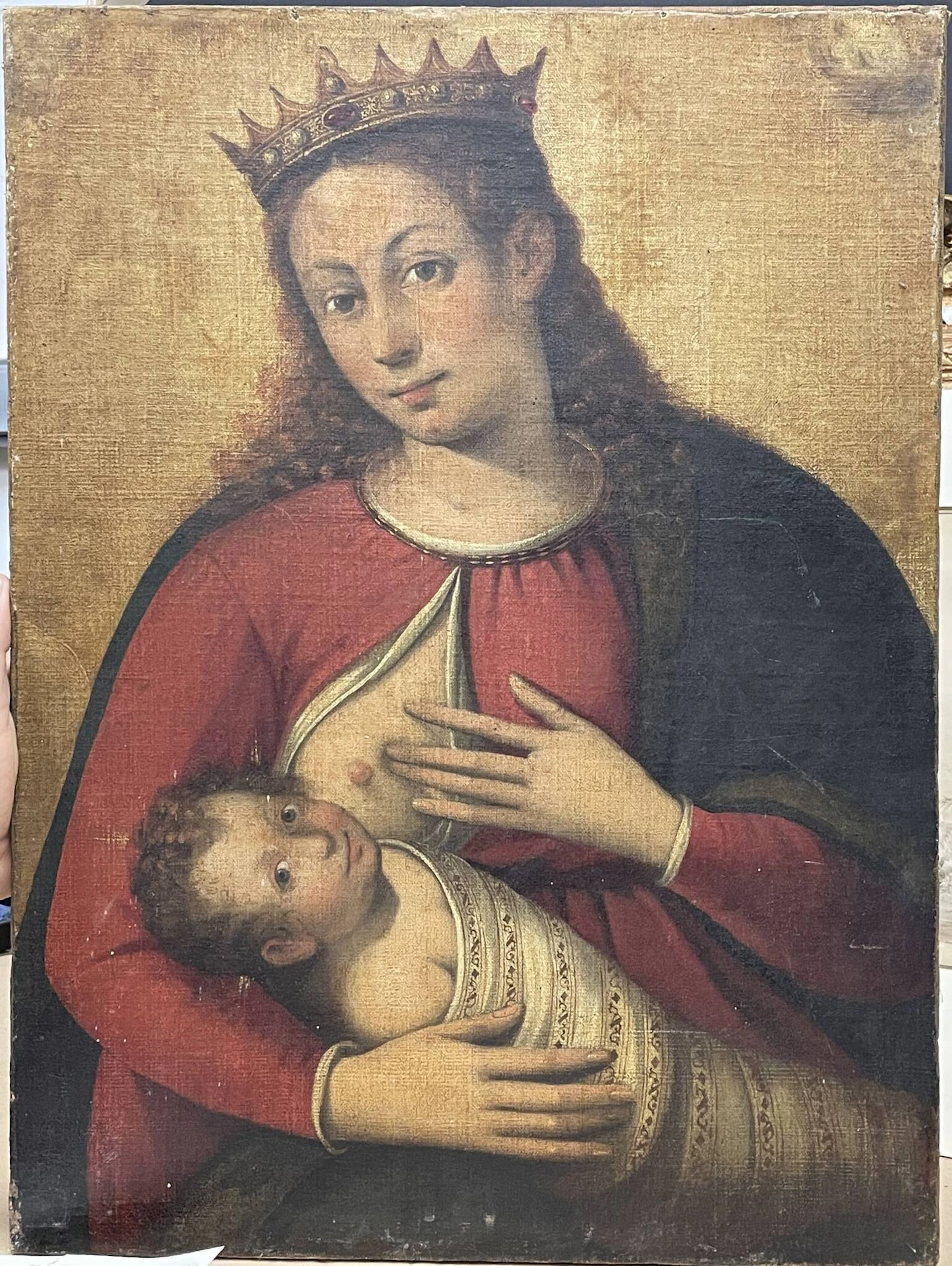 ÉCOLE ITALIENNE vers 1600 Vierge couronnée, sertie d'étoiles, à l'enfant emmailloté. En haut à droite, la lune les observant. Huile sur toile (Petites lacunes en bas vers le milieu et sur le pourtour ; quelques restaurations dans le manteau de la Vierge ancien vernis encrassé) H. 58 - L. 43 cm Provenance : Au revers de la toile dans la partie inférieure un cachet de cire de collection espagnole avec des armoiries surmontées d'un heaume et légendées dans un phylactère « VENCER Y NUNCA VENC(…) »