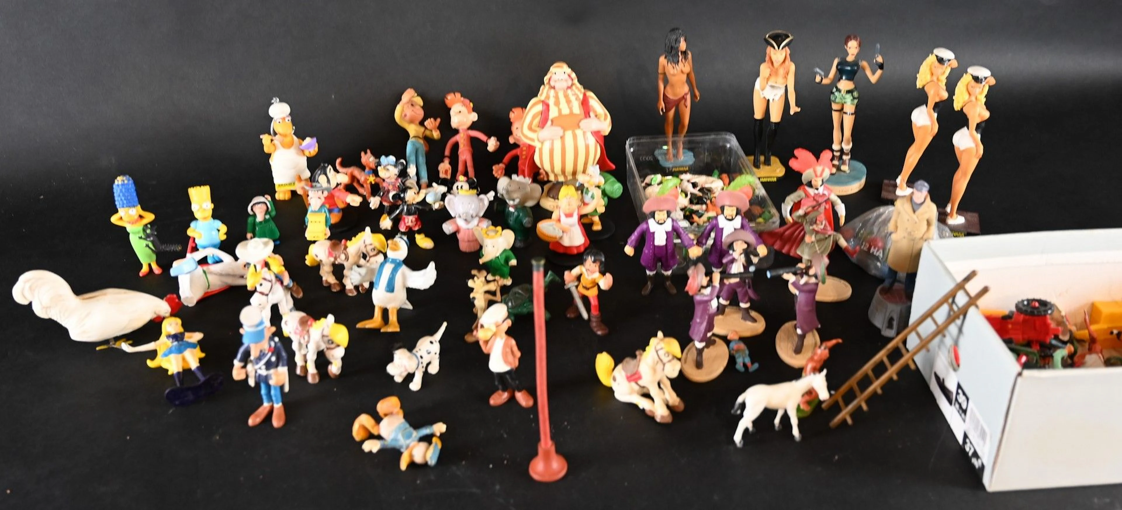 STARLUX - JIM - DIVERS Cow Boys, indiens, outils agricoles On y joint un lot divers comprenant des personnages de bandes dessinées en plastique et plastoy. Jouets anciens pouvant présenter des manques de peinture, des chocs ou des manques, y compris pour les conditionnements éventuels. Vendus en l'état et sans réclamations.
