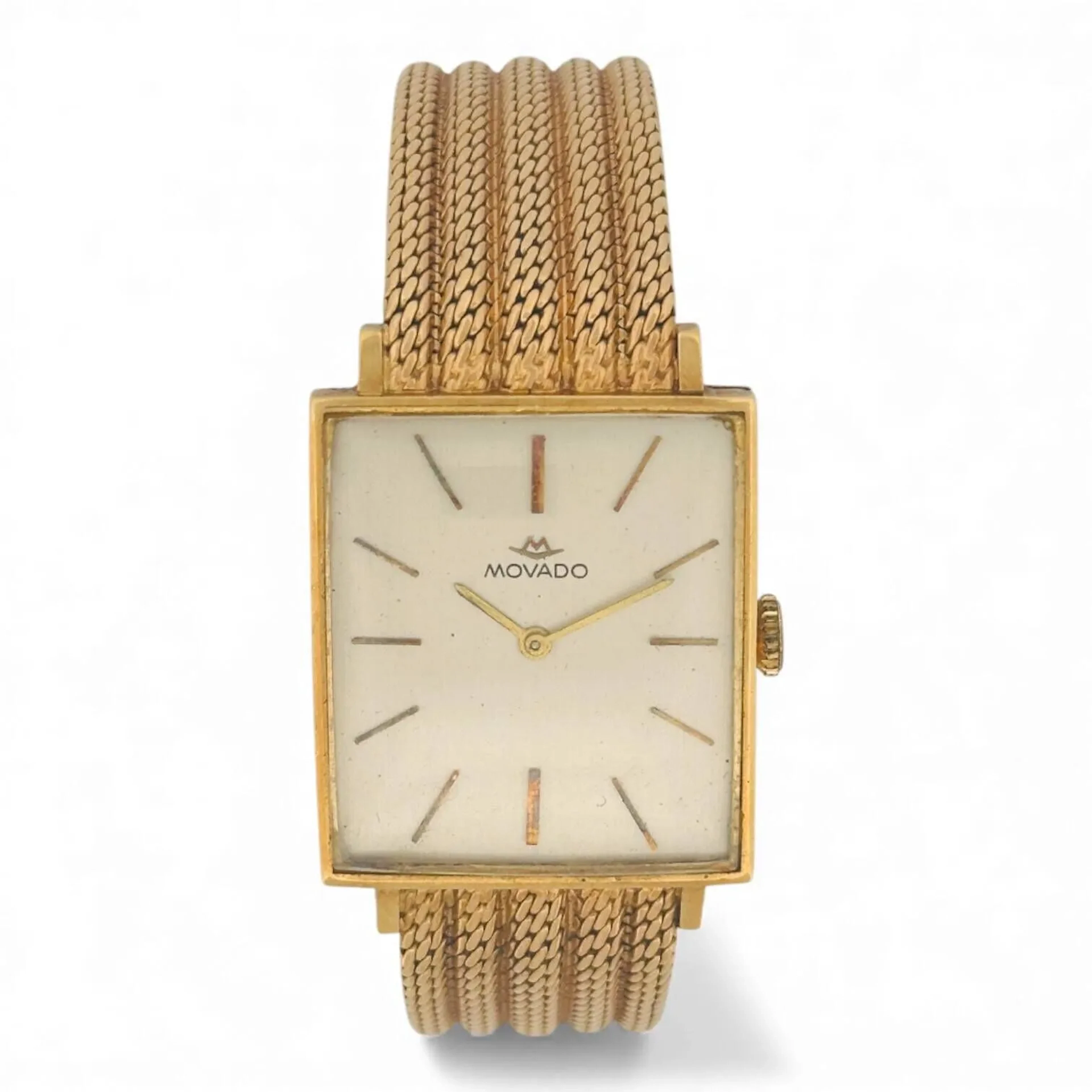 MOVADO Montre-bracelet de forme en or 18K (750 millièmes), cadran argenté, index en applique dorée, aiguilles fils dorées. Fond clipé en or 18K (750 millièmes) à l’extérieur poinçon de maître suisse UTI, à l’intérieur signé Movado, fabrication Baumgartner (poinçon clé de Genève 2), référence 56 2567. Mouvement mécanique à remontage manuel signé Movado calibre 246. Bracelet en or 18K (750 millièmes)fermeture à échelle. Montre fonctionnelle lors de l’expertise, sans garantie de fonctionnement futur et d’état des pièces. Rayures au boitier et au bracelet, marques légères au cadran, ponts du calibres modifiés. Travail suisse vers 1970 Poids brut 57 g Dimensions 26 x 36 mm (corne à corne)