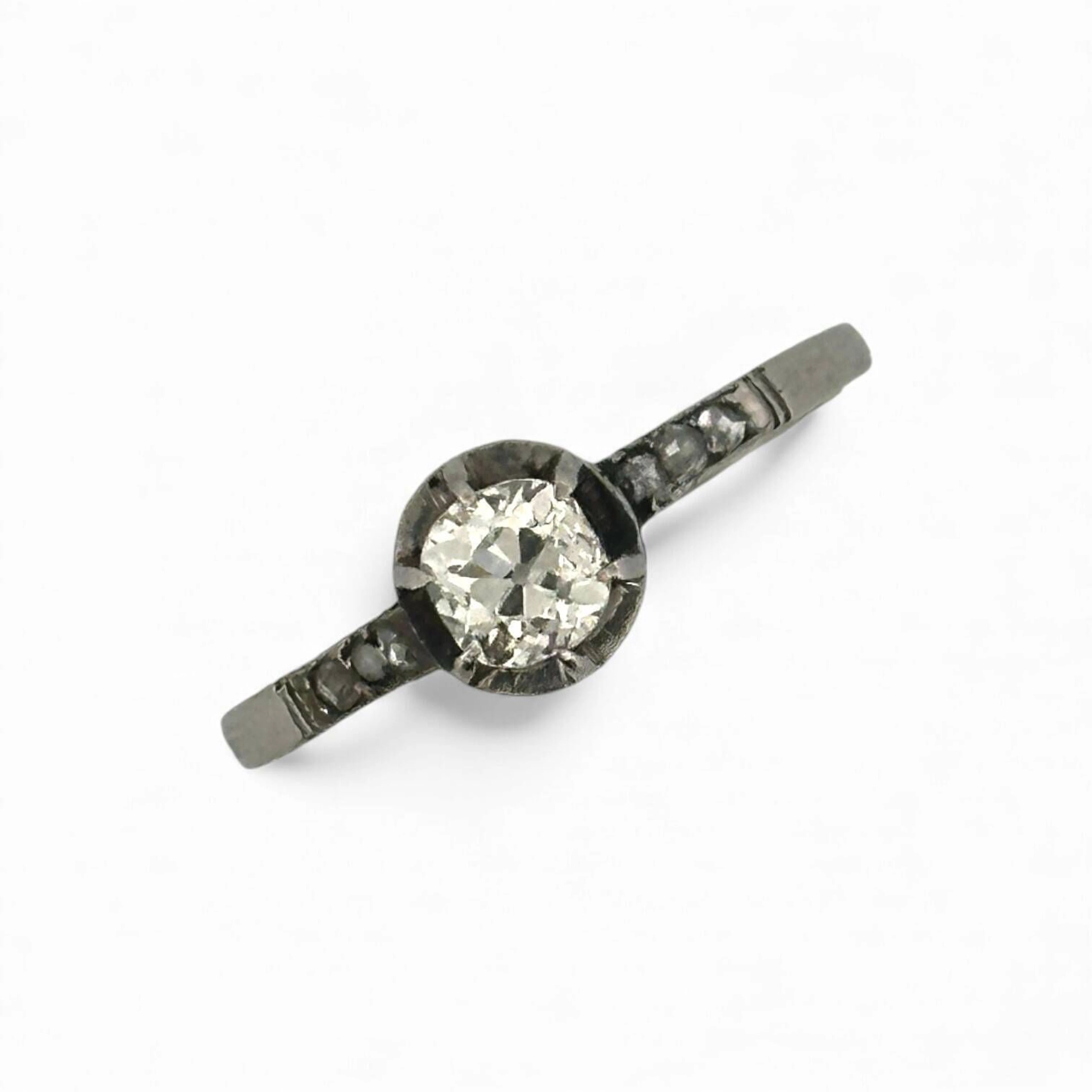 Bague en or blanc 18k (750), ornée d’un diamant taille brillant d’environ 0,20 ct en serti griffe, épaulé de petits diamants. Poids brut : 1,9 g