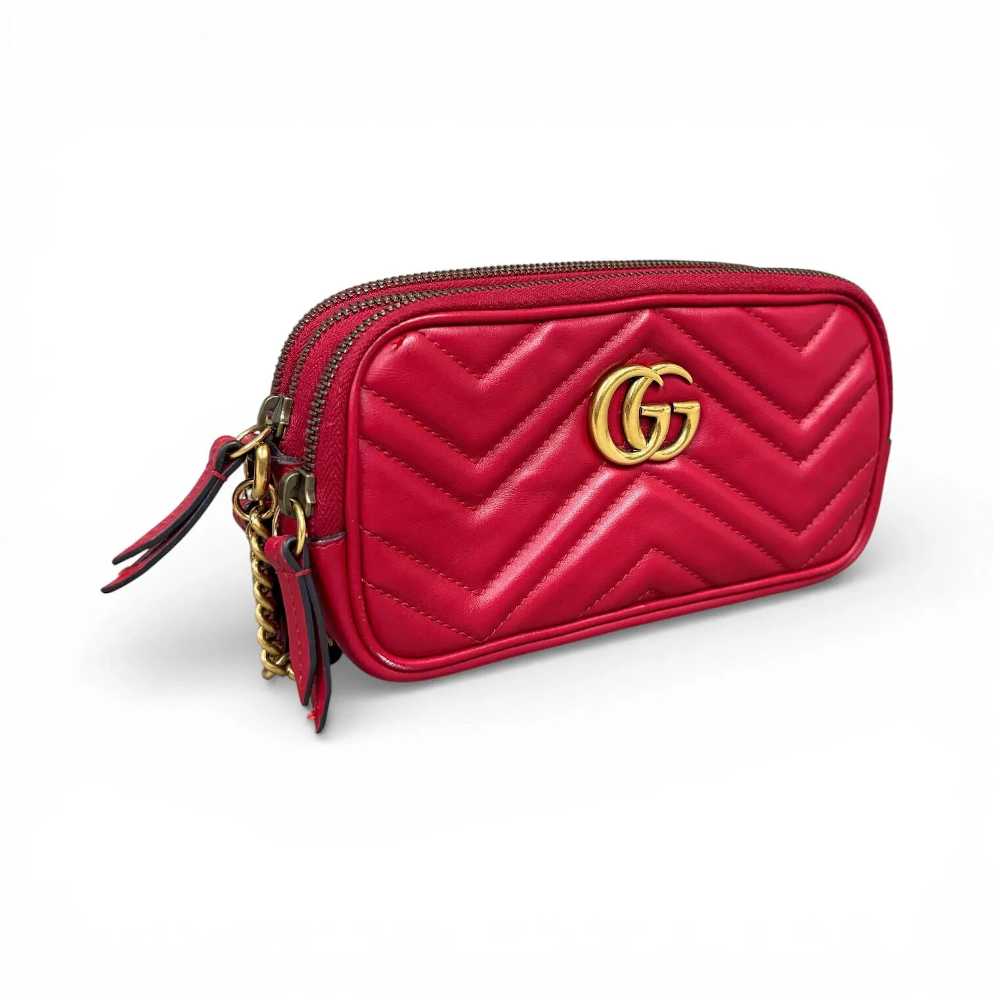 GUCCI Sac à main GG Marmont en veau souple rouge. Doublure en cuir retourné de couleur chair. 3 compartiments. Bijouterie en métal doré vieilli. Dustbag Bon état. Dimensions : environ 19 x 11 x 5