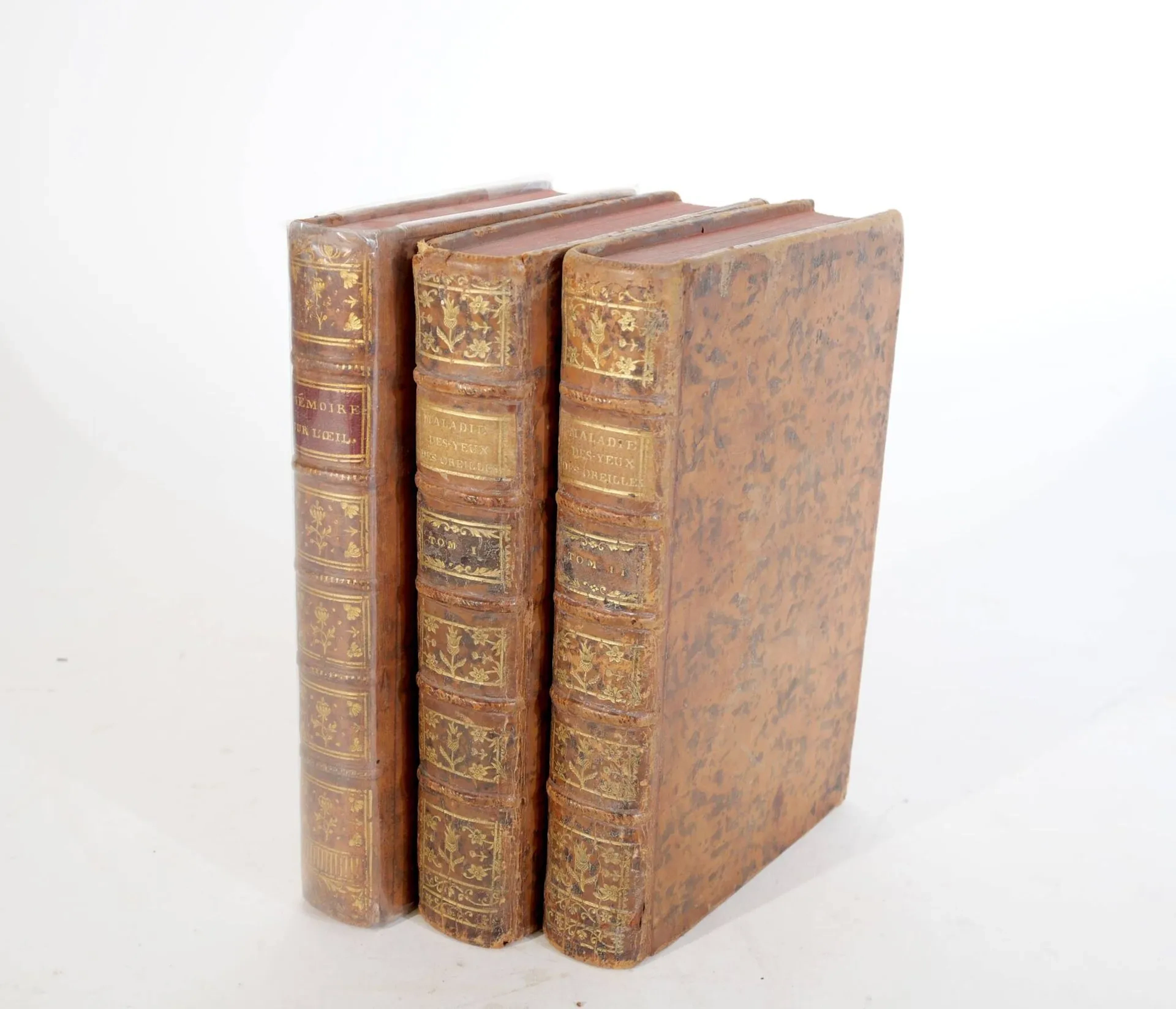 JANIN (Jean). Mémoires et observations anatomiques, physiologiques et physiques sur l’œil et sur les maladies qui affectent cet organe. Lyon, Périsse, Paris, Didot, 1772. In-8, édition originale. Reliure pleine basane marbrée d'époque, dos orné à 5 nerfs, pièce de titre de maroquin rouge. Joint : DESMONCEAUX (Abbé). Traité des maladies des yeux et des oreilles, considérées sous le rapport des quatre parties ou quatre âges de la vie de l Homme ; avec les remèdes curatifs, et les moyens propres à les préserver des accidens. Paris, chez l'auteur et Lottin, 1786. 2 volumes in-8, édition originale illustrée d'un portrait de l'auteur d'après Lesueur gravé par Nicollet et de 3 planches gravées hors-texte. Reliure pleine basane marbrée d'époque, dos orné à 5 nerfs. (quelques rousseurs et frottements aux reliures)