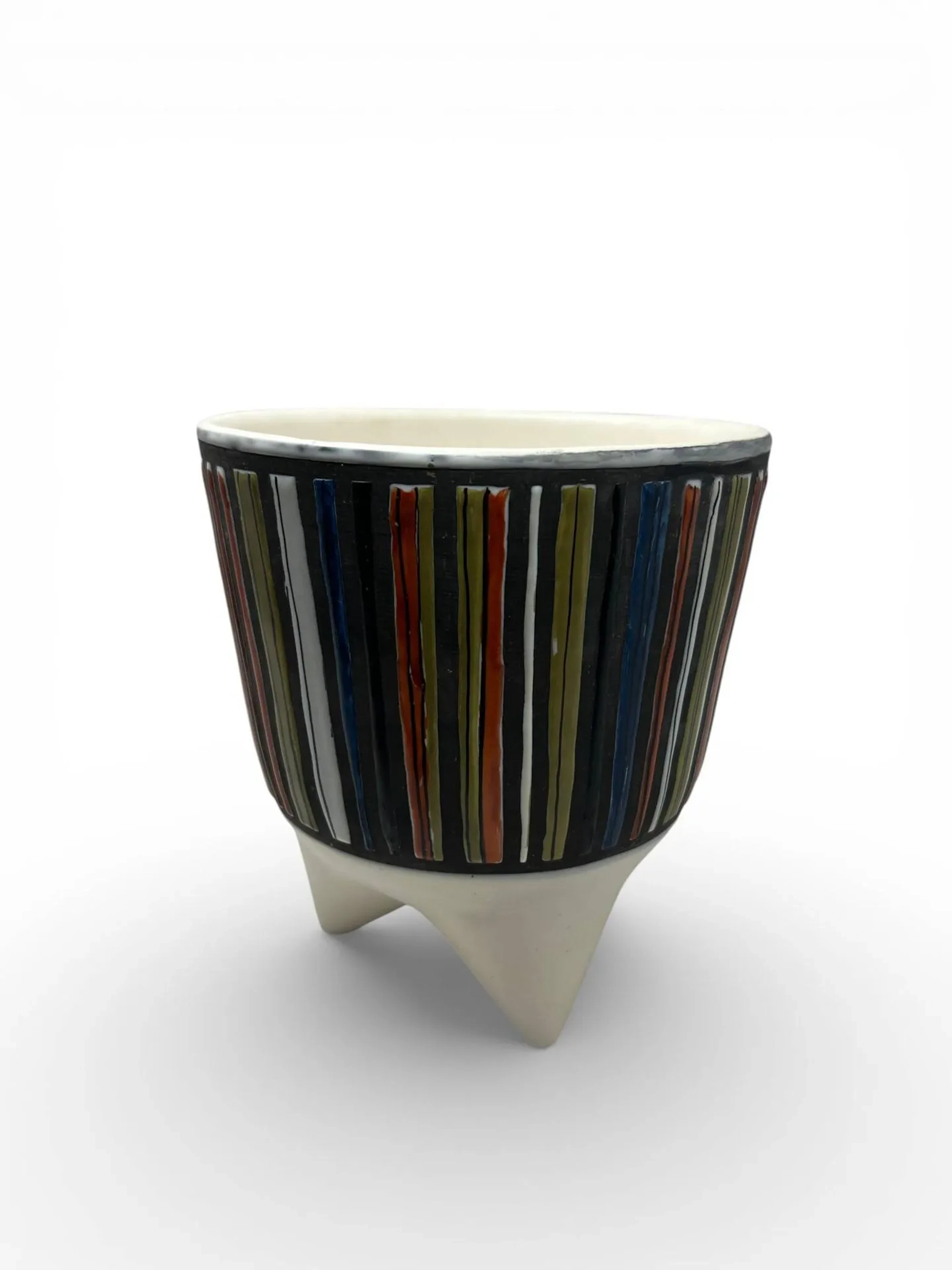 Roger CAPRON (1922-2006) Vase modèle Molaire, circa 1957 Épreuve en céramique émaillée blanc à décor de rayures rouge, verte, bleu et noir Signé Capron, situé Vallauris sur l’envers. H. : 18.5 cm. Bibliographie : - Catalogue d’exposition, Vallauris la ville atelier 1938-1962 , Musée Magnelli, Edition Silvana, 2021, modèle similaire reproduit p. 65. - Pierre Staudenmeyer, Roger Capron, céramiste, Edition Norma, 2003, modèle similaire reproduit p. 68.