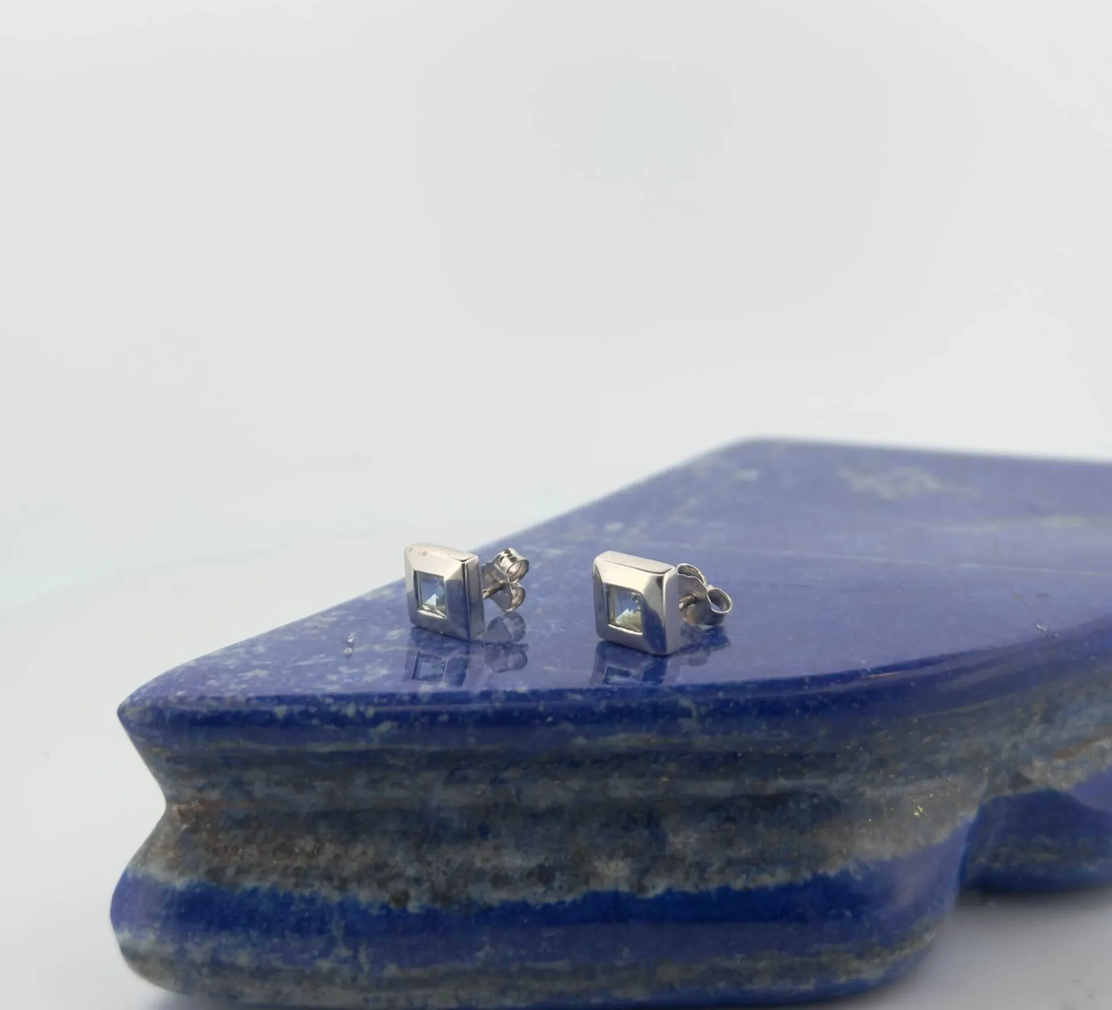 A pair of 18k (750) white gold square stud earrings set with - Lot 344