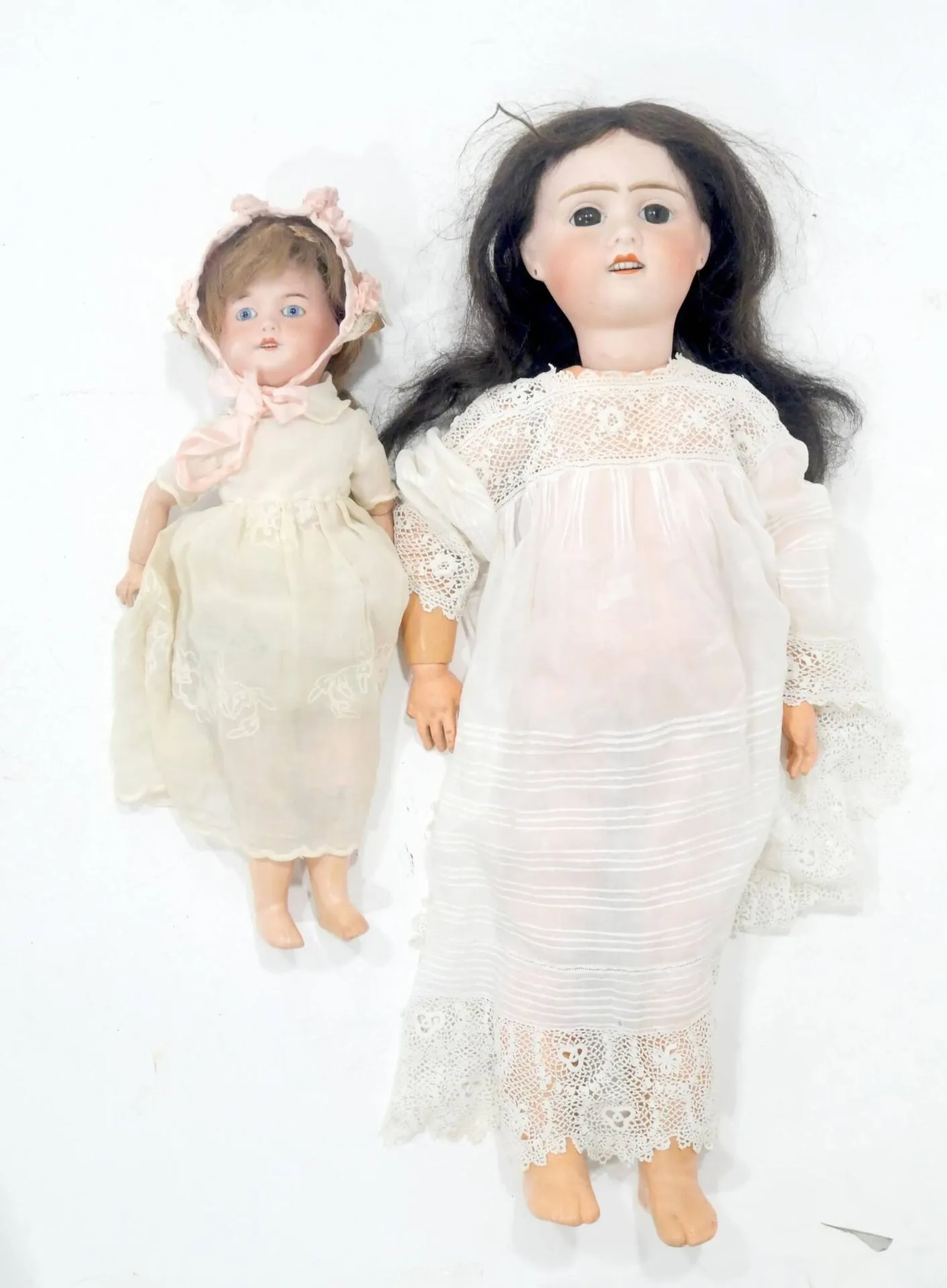 Set of two dolls with porcelain heads - Lot 433