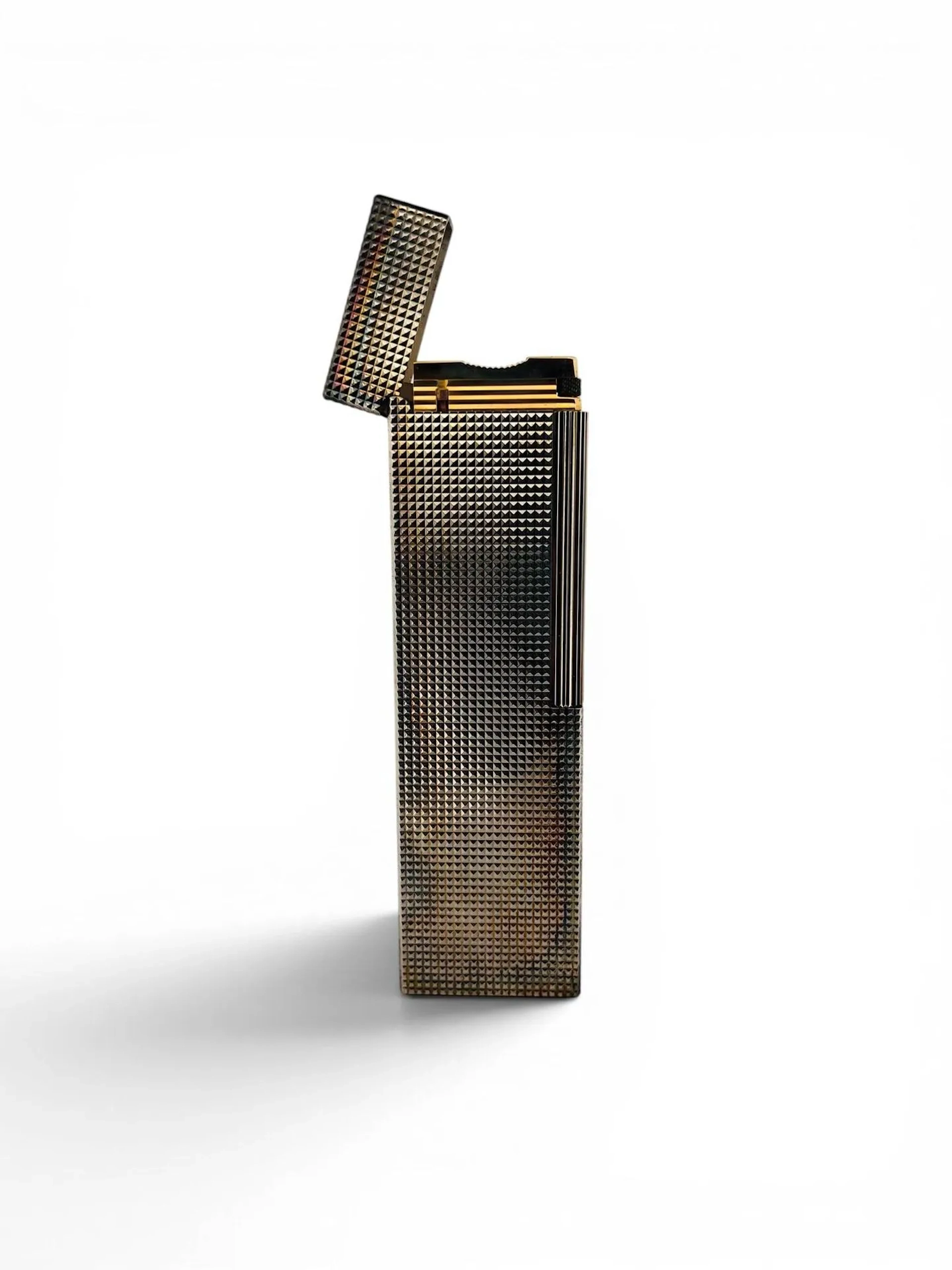 S.T. DUPONT Briquet de table en métal argenté à décor pointes de diamants. Signé "S.T. DUPONT de Paris" et numéroté 01954A H. 14 cm Dans son écrin et avec documents