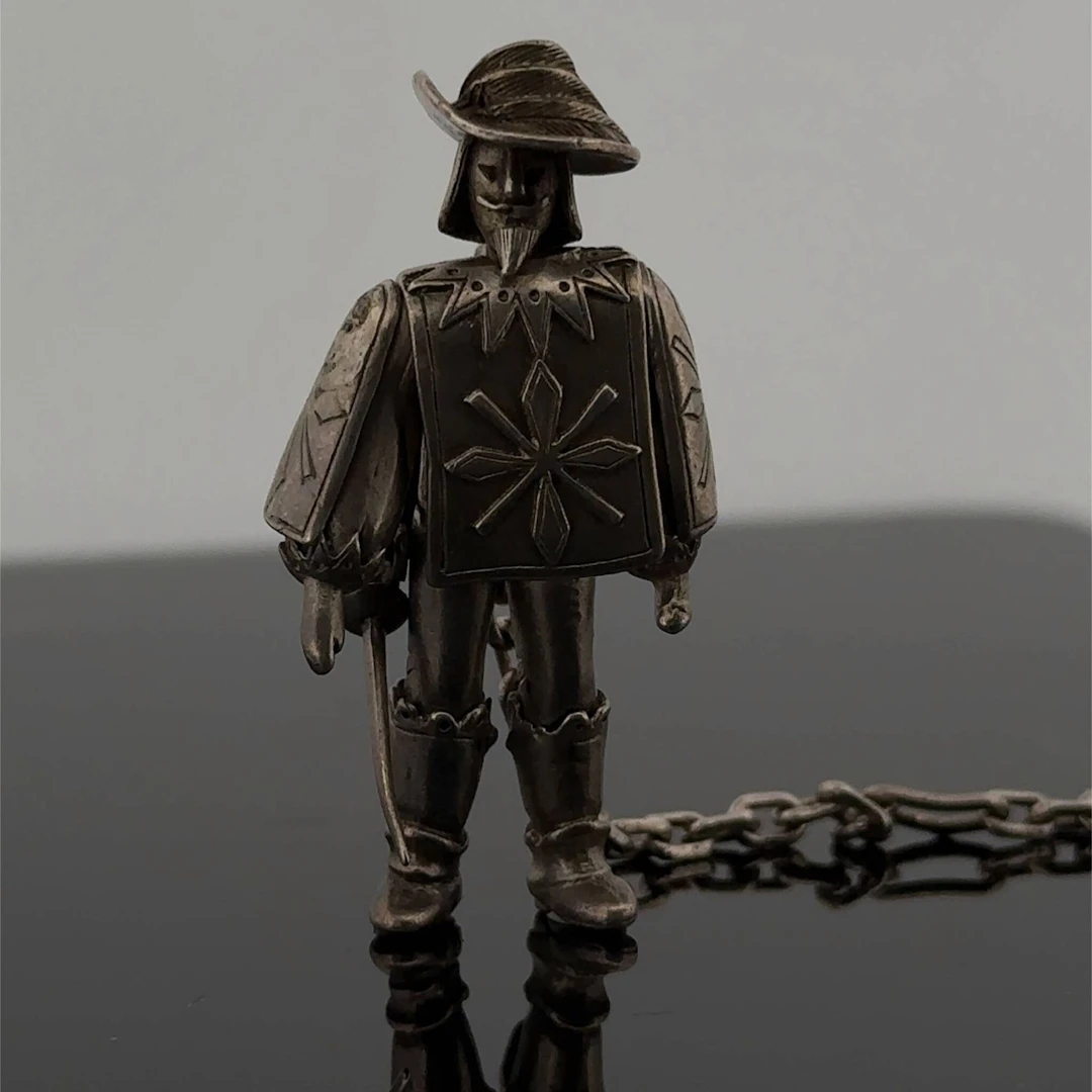 Chiseled and hinged "musketeer" silver (800) keychain. - Lot 186