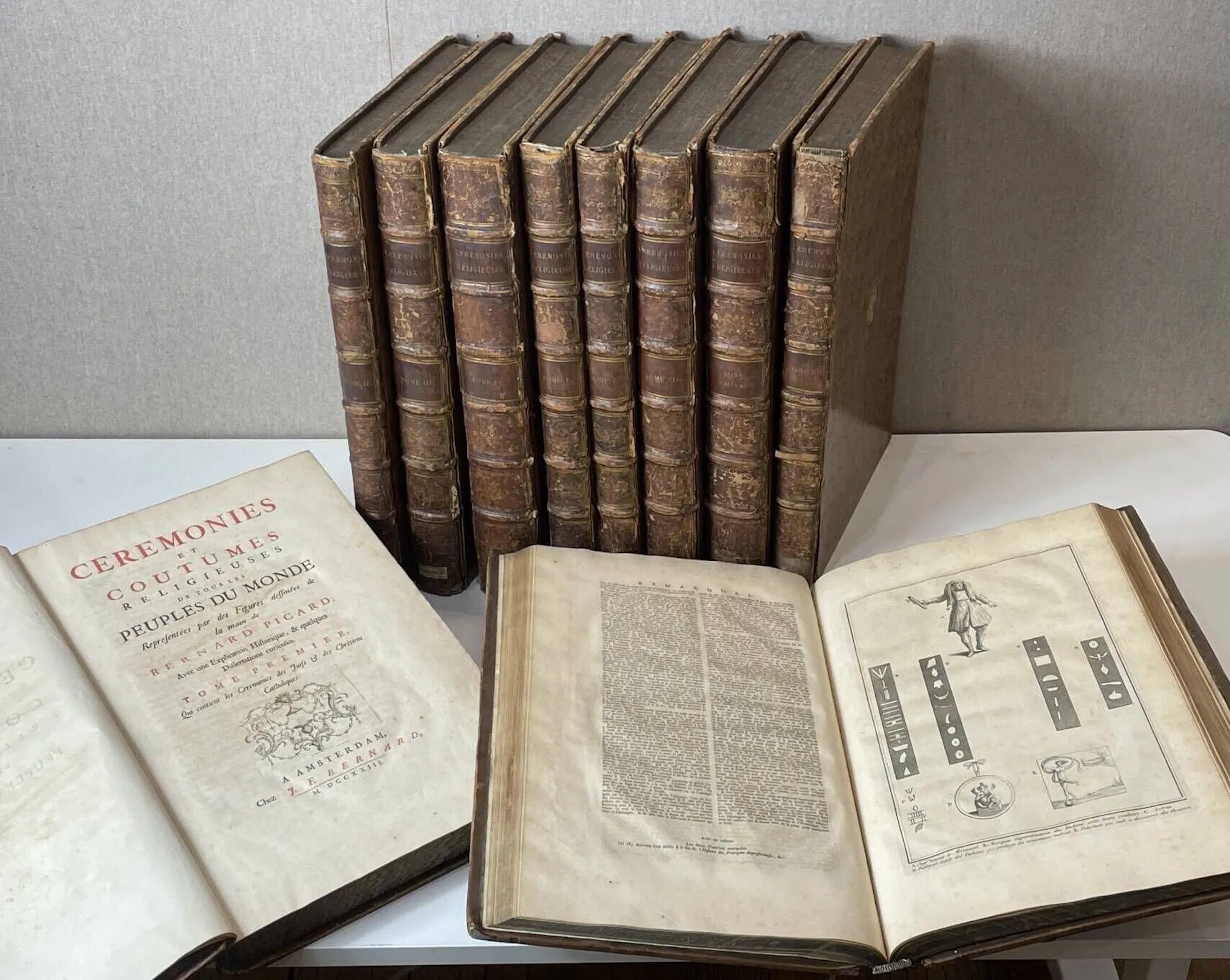 PICART (Bernard). Cérémonies et coutumes religieuses de tous les peuples du monde. Superstitions anciennes et modernes. Amsterdam, J.-F. Bernard, 1723-1743. 11 tomes en 10 volumes in-folio, édition originale illustrée de 265 planches hors-texte et à double page gravées sur cuivre dont dépliantes. Reliure plein veau marbré postérieure, les plats aux armes de Ernst Leopold Schlesinger Benzon, dos orné . Ex-libris Ernst L.S. Benzon, tampon de la bibliothèque du Bijbels Museum et cachet «Double vérifié». (reliures très frottées, nombreuses usures aux dos avec manques, rousseurs, étiquette en queue de certains volumes)
