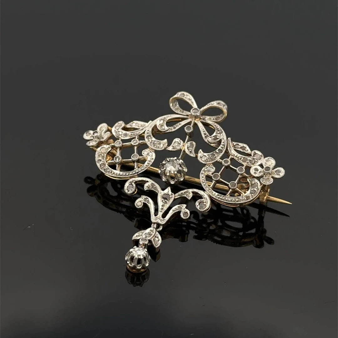 A brooch in yellow gold (750) and platinum (min. 800) with a - Lot 222