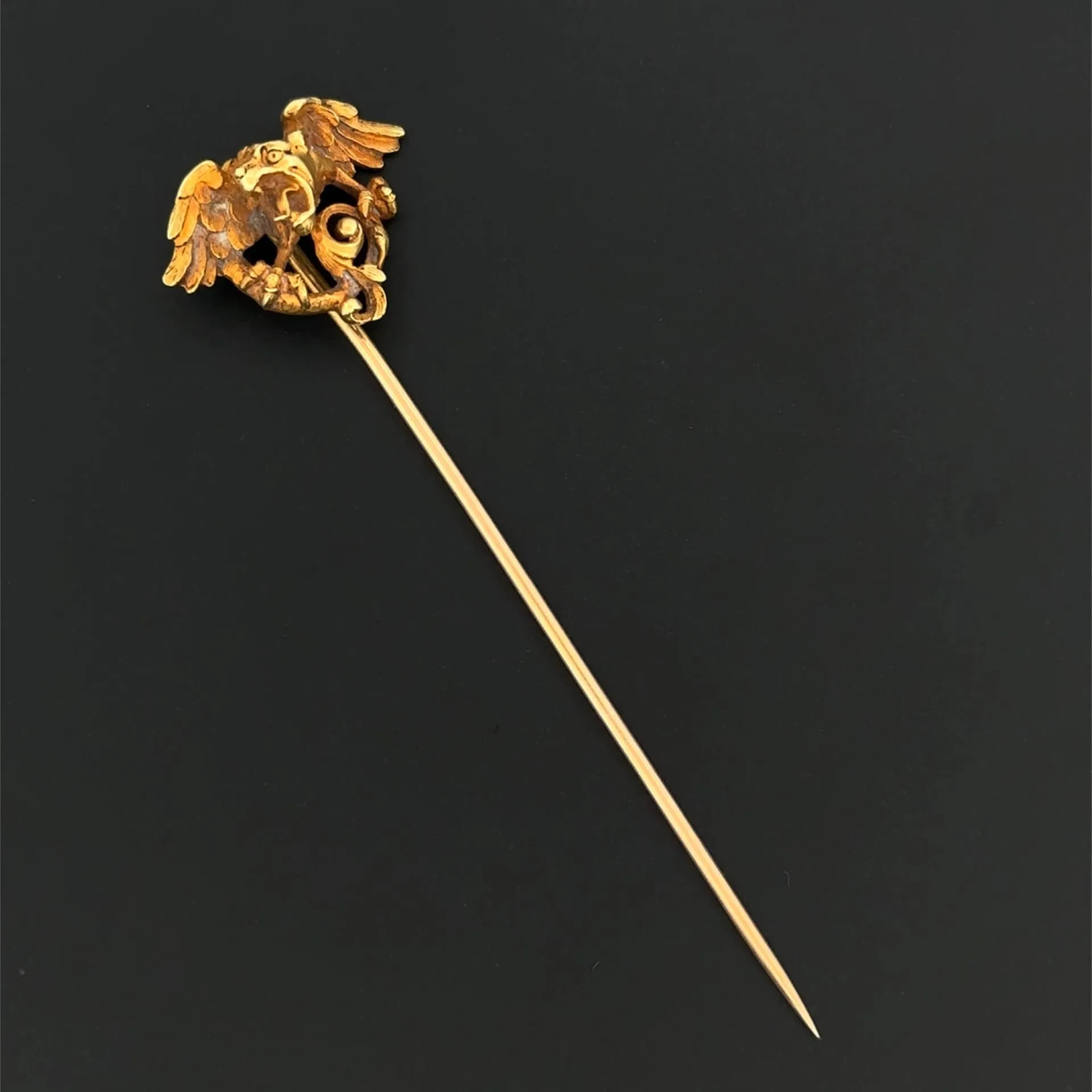 Openwork "chimera" tie pin in yellow gold (750), finely engr - Lot 190