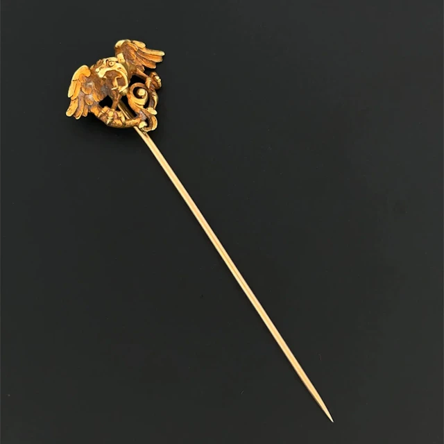 Openwork "chimera" tie pin in yellow gold (750), finely engr - Lot 190