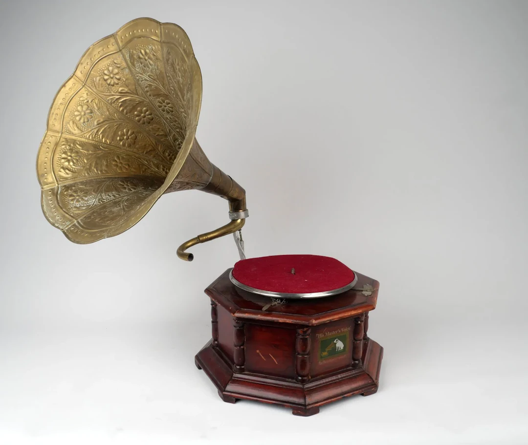 Gramophone with an octagonal cabinet made of stained, molded - Lot 522