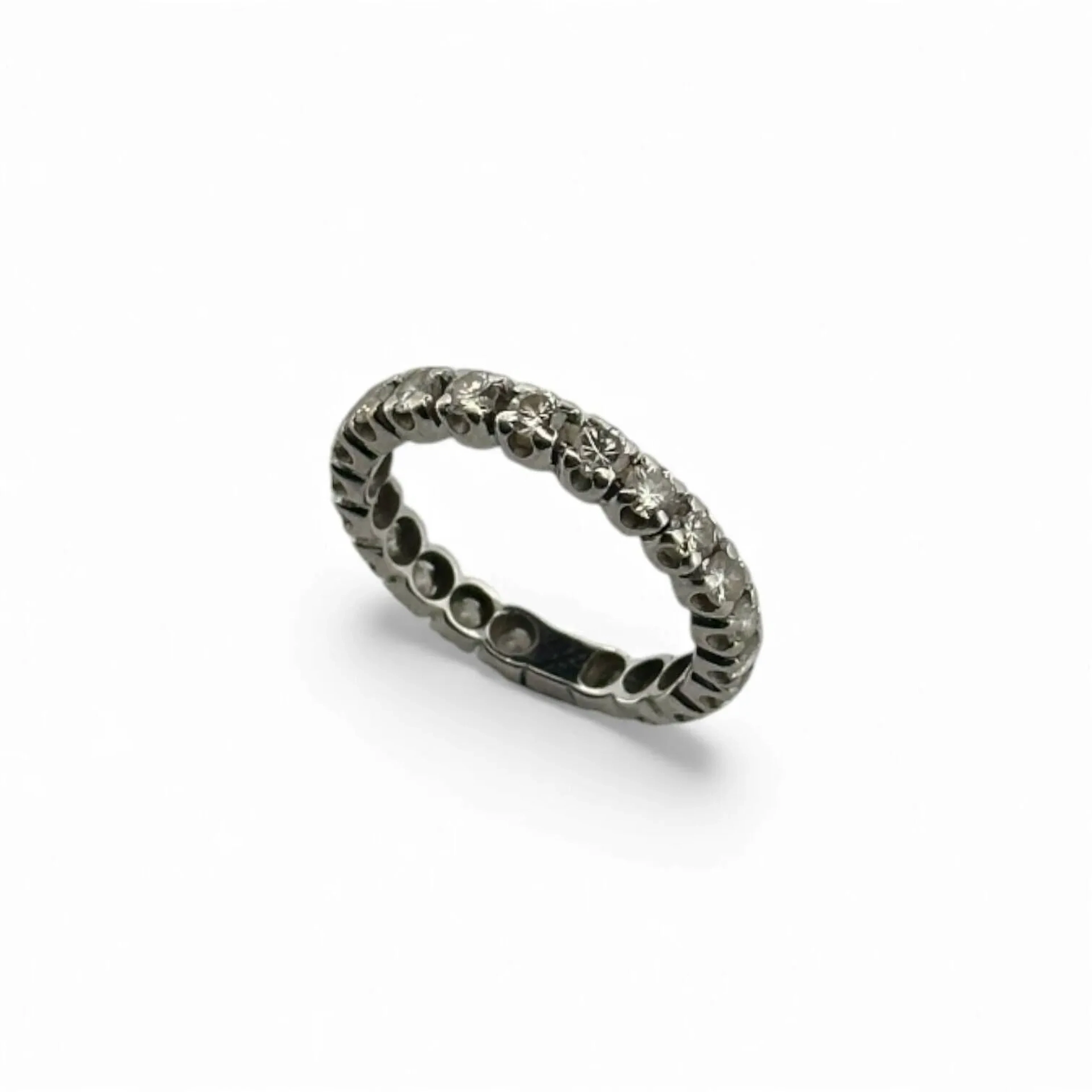 Alliance américaine en or gris 18K (750) sertie de diamants ronds de taille moderne. Tour de doigt : 52.5 - Poids brut :2.78 g.