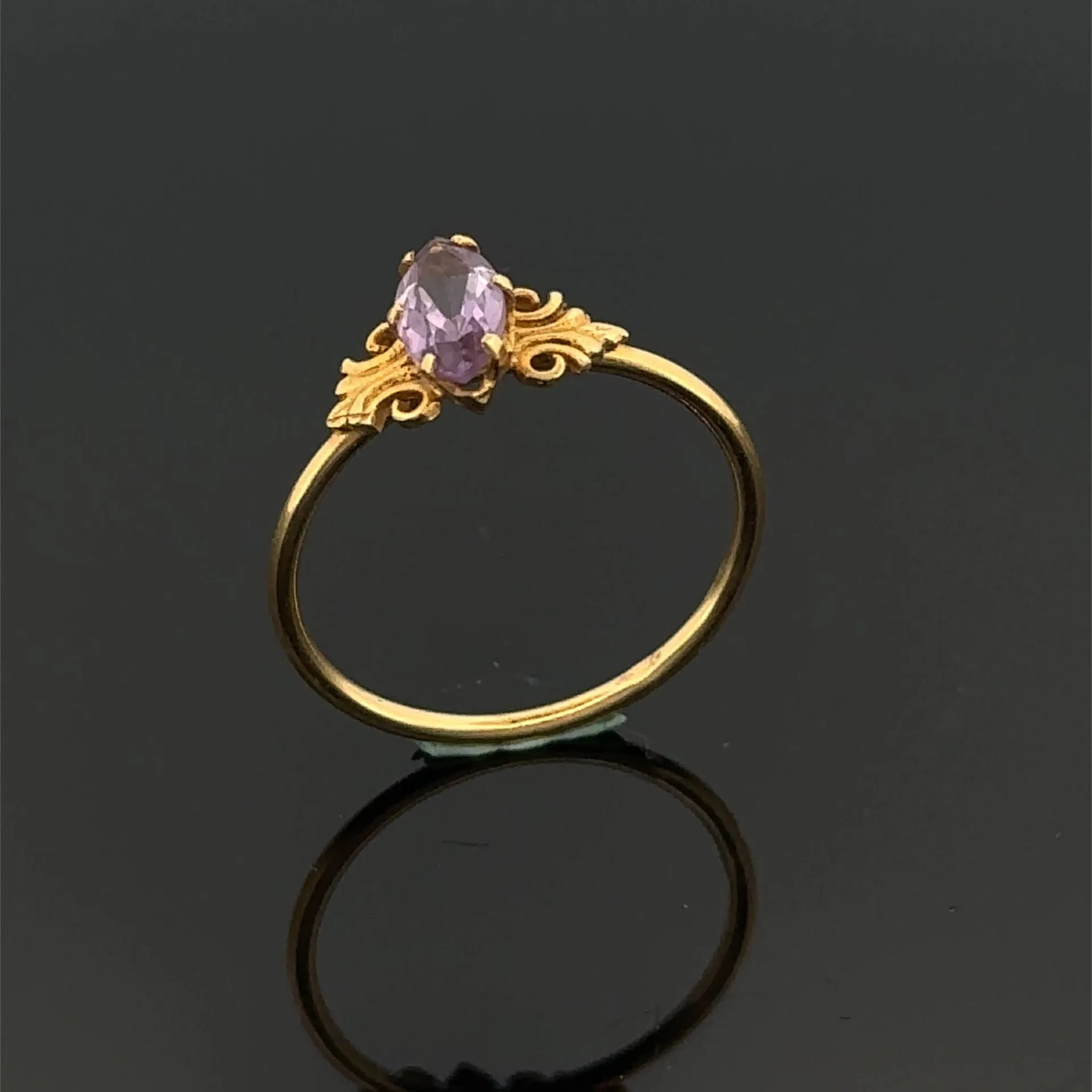 Delicate yellow gold (750) ring set with a navette-cut ameth - Lot 235